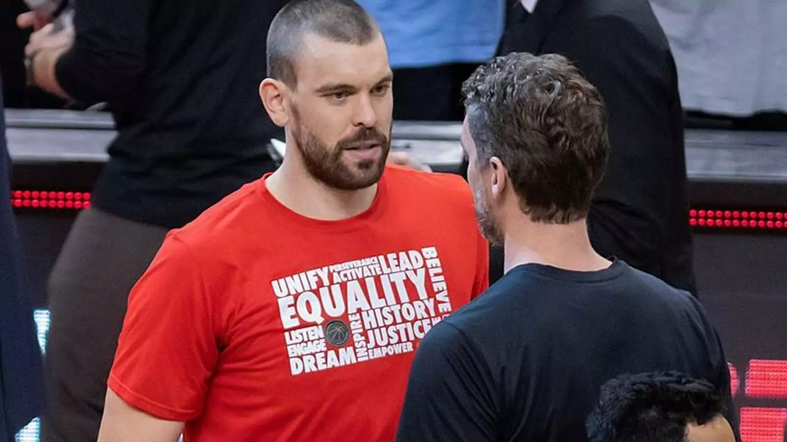 Marc i Pau Gasol conversant