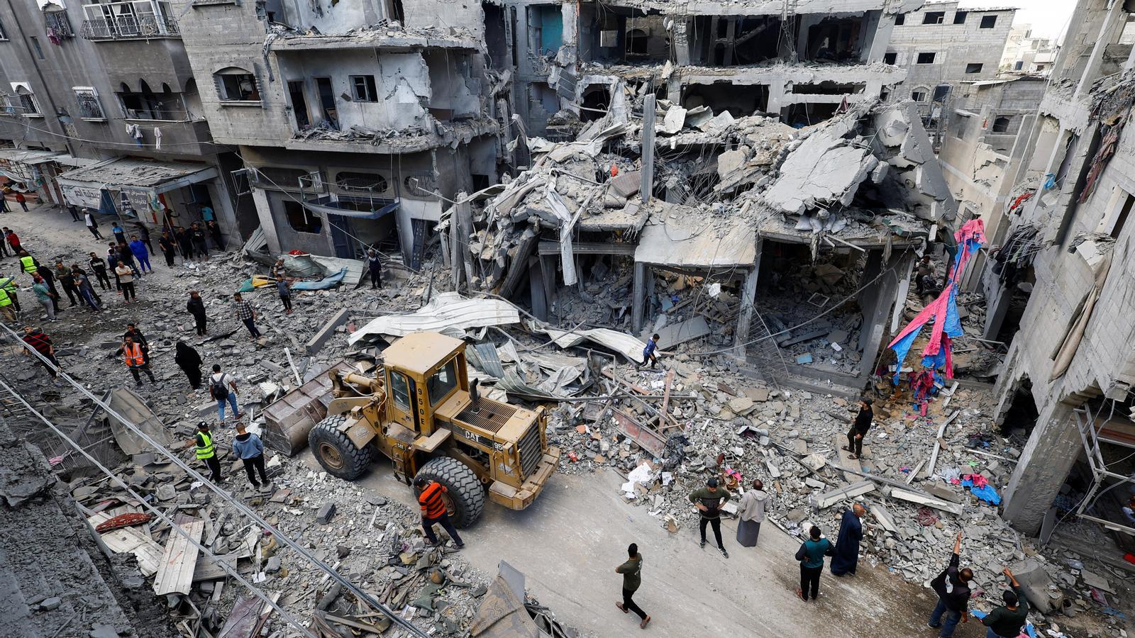Buildings destroyed by Israeli bombings in Al-Maghazi, in central Gaza, this Wednesday.