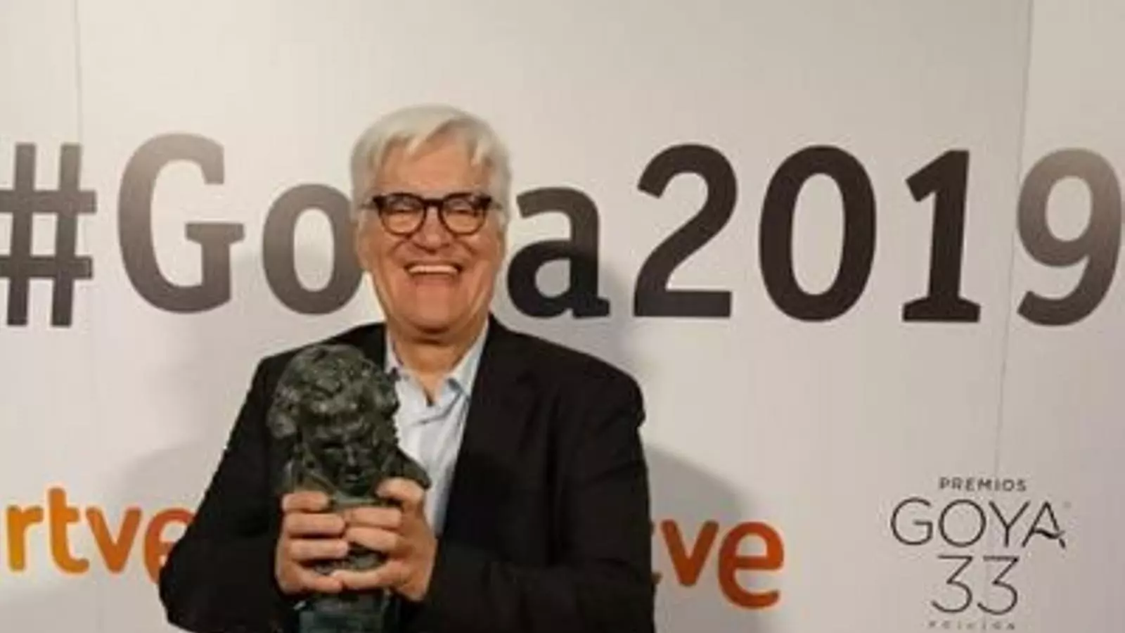 Chato Galante recollint el Goya que va obtenir el documental "El silencio de los otros"