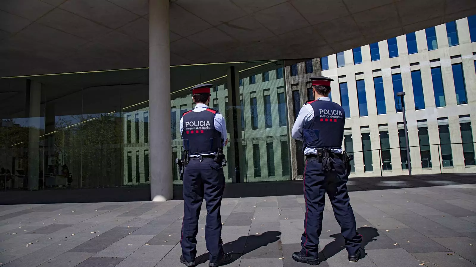 Dos agents dels Mossos en una imatge d'arxiu