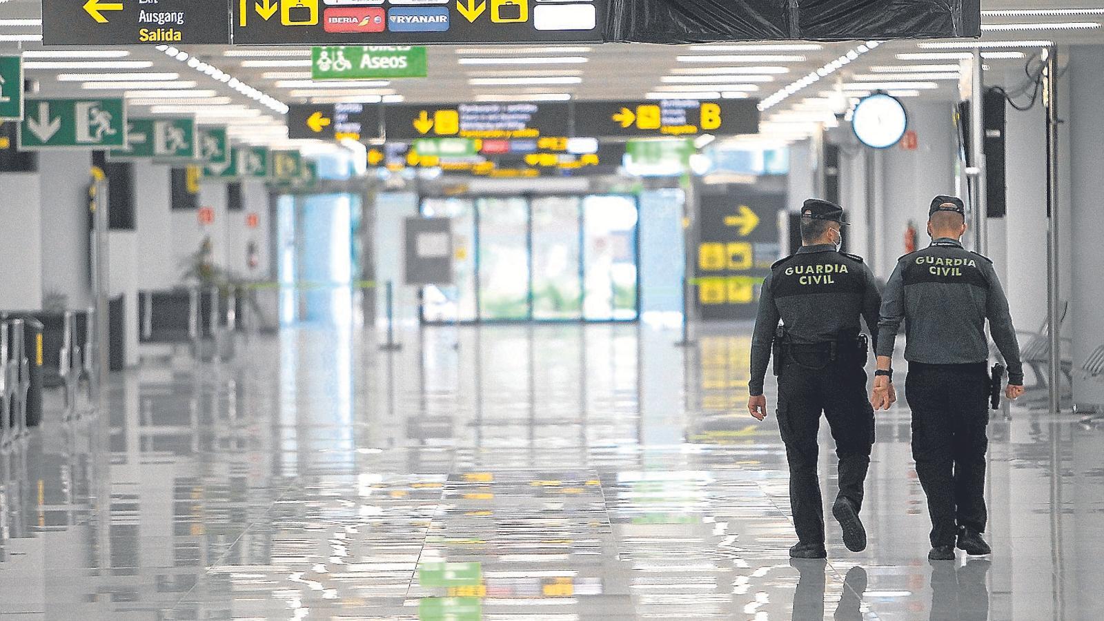 Com que els vols s’han anat reduint més i més amb el pas dels mesos, a l’aeroport de Palma amb prou feines hi ha activitat.