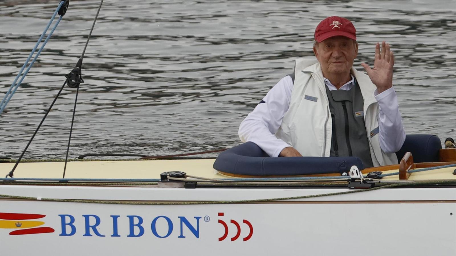 Juan Carlos I, on the Bribon sailboat, in Sanxenxo