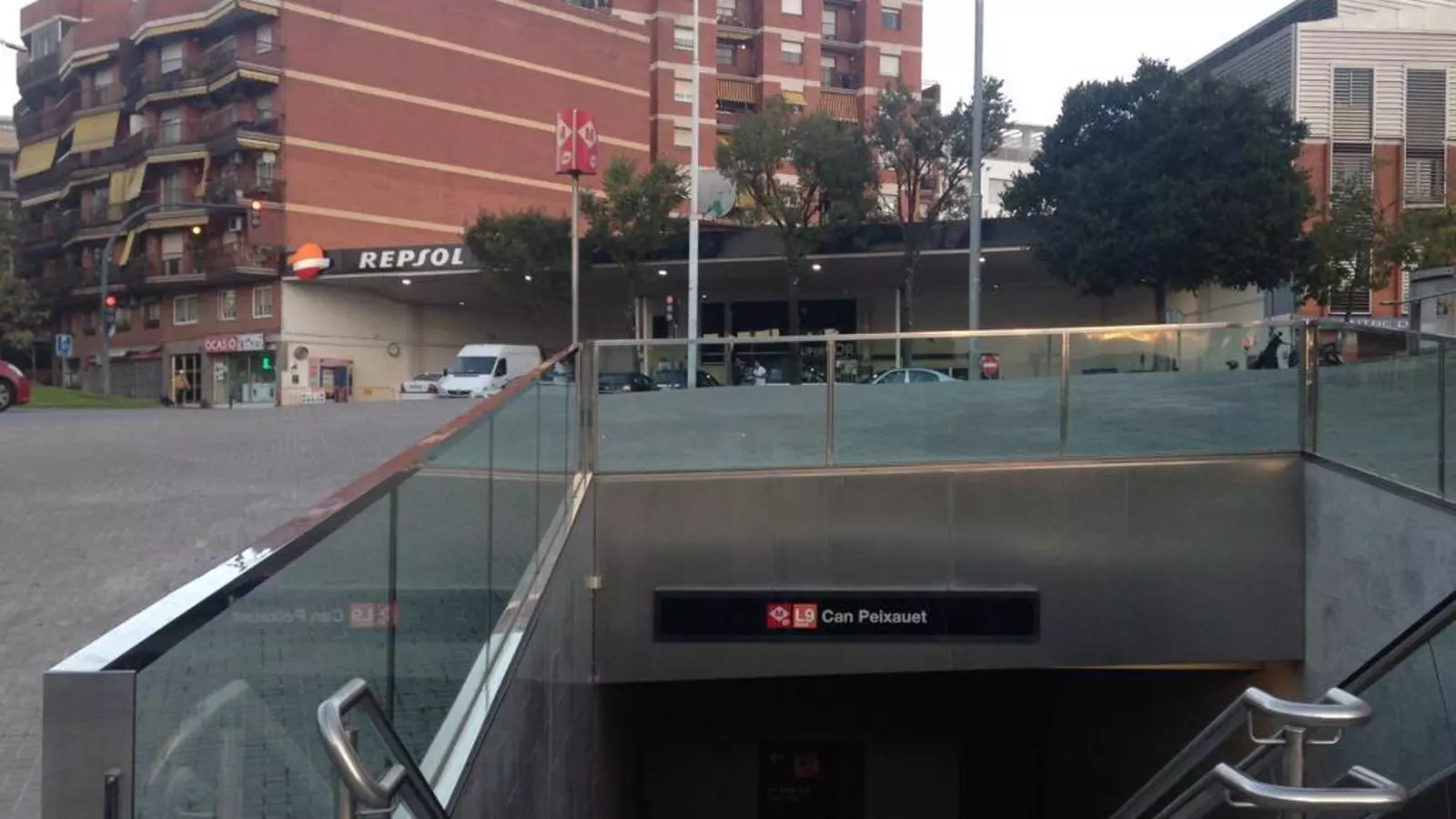 Detenen 14 joves per agredir sexualment una noia i apunyalar la seva parella a la sortida del metro