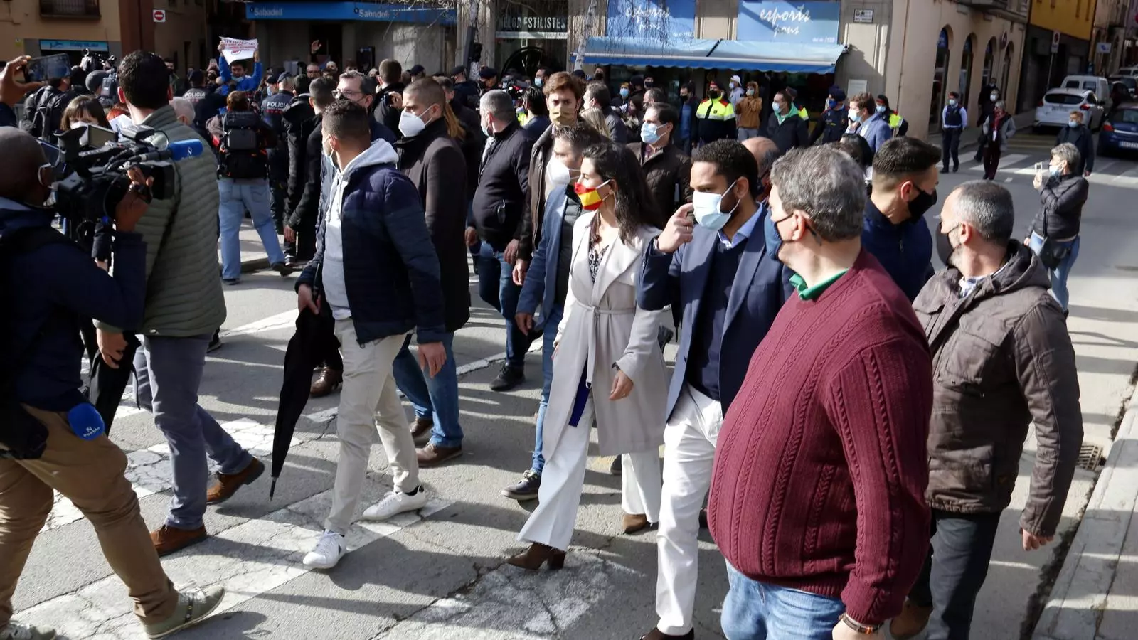 La comitiva de Vox aquest matí a Ripoll custodiada pels Mossos d'Esquadra