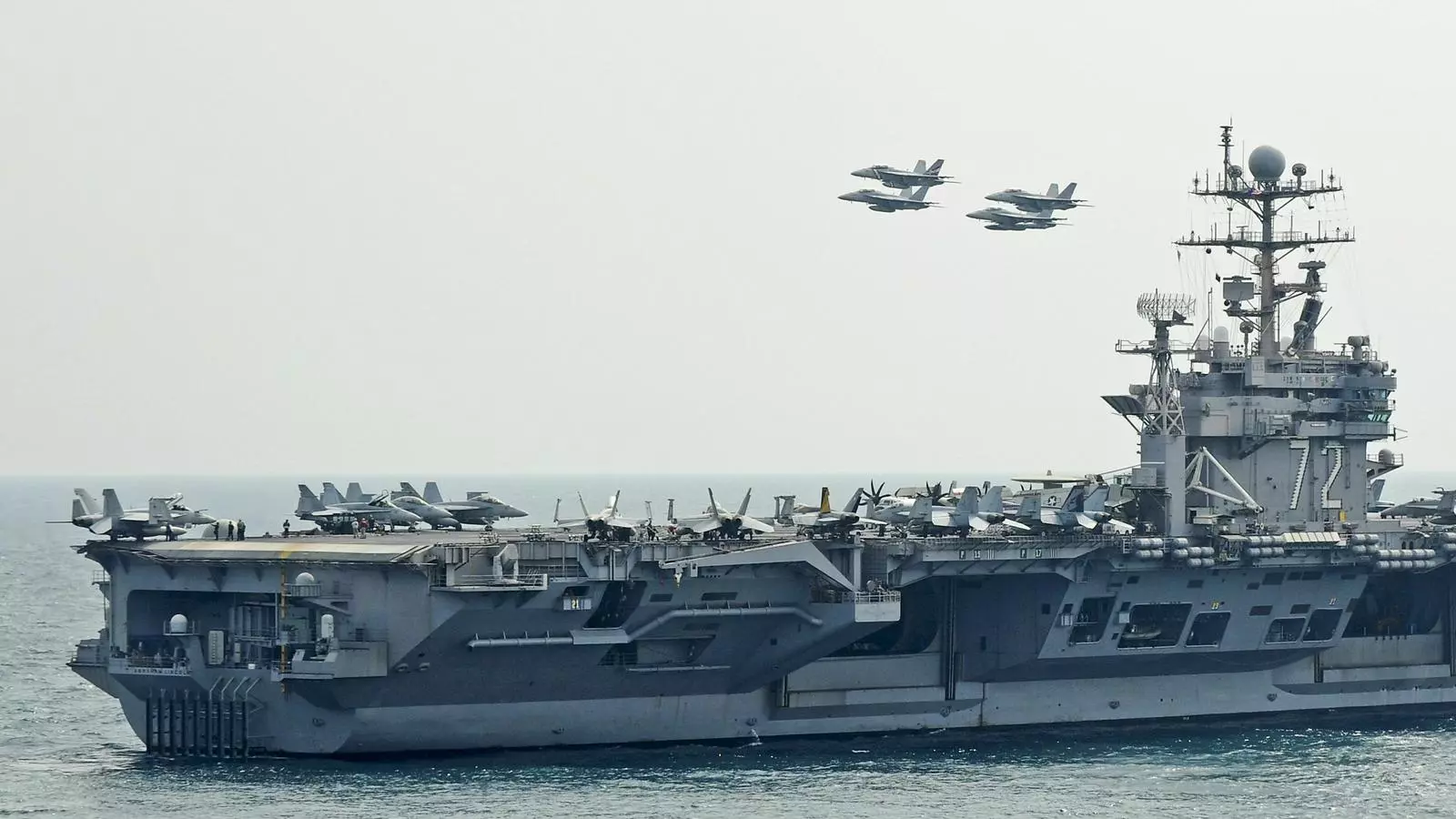 El Pentàgon envia un portaavions i bombarders al Golf Pèrsic.