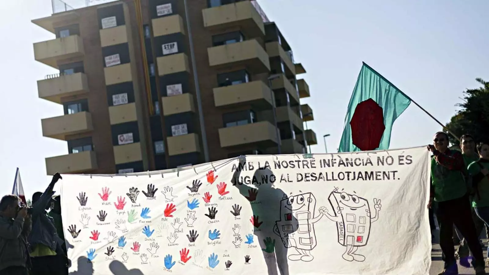 El Tribunal Europeu de Drets Humans frena 'in extremis' el desallotjament del bloc ocupat a Salt/ David Borrat