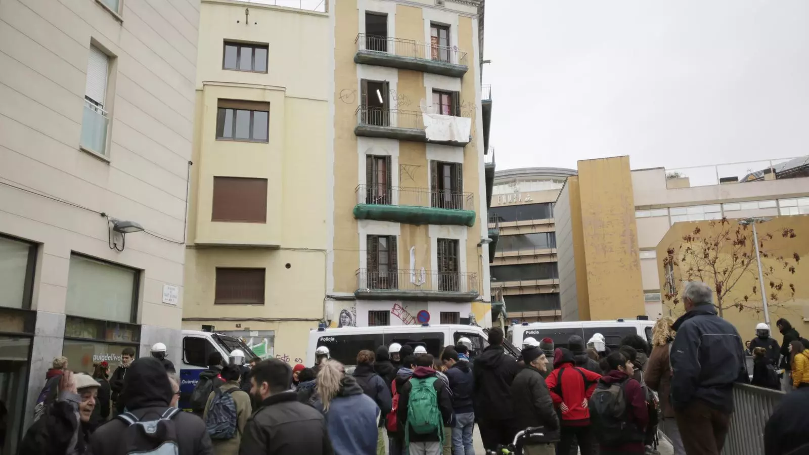 Colau posa fi a l'ocupació d'un edifici municipal al Raval per motius de seguretat