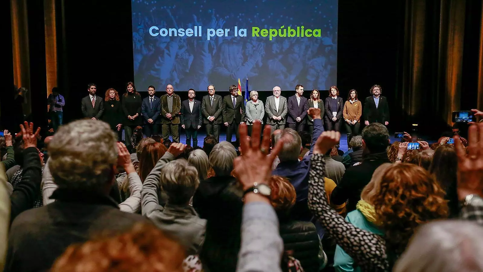 L’expresident Carles Puigdemont i el president, Quim Torra, amb consellers i diputats a l’inici del Consell per la República.