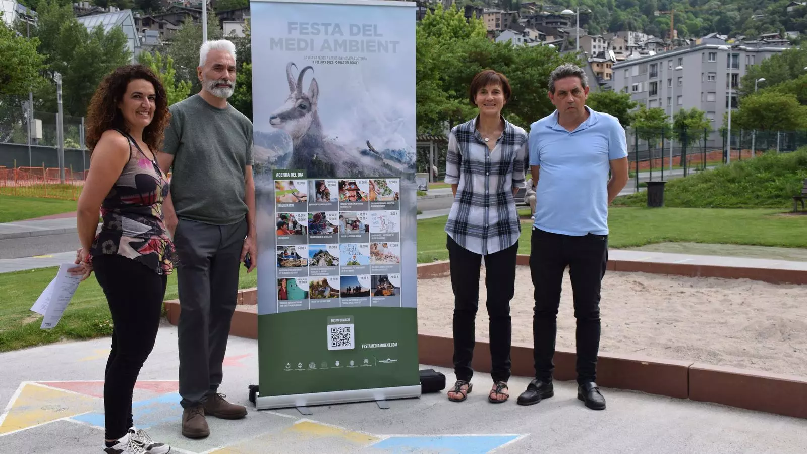 Els tècnics de Medi Ambient de les corporacions d'Escaldes-Engordany, Andorra la Vella i Encamp, Isabel Rogé, Salvador Rispal i Vanessa Carrascosa, i Josep Gómez, el gerent de l'empresa Pirinenca de Servei, durant la presentació de la segona edició de la Festa del Medi Ambient.