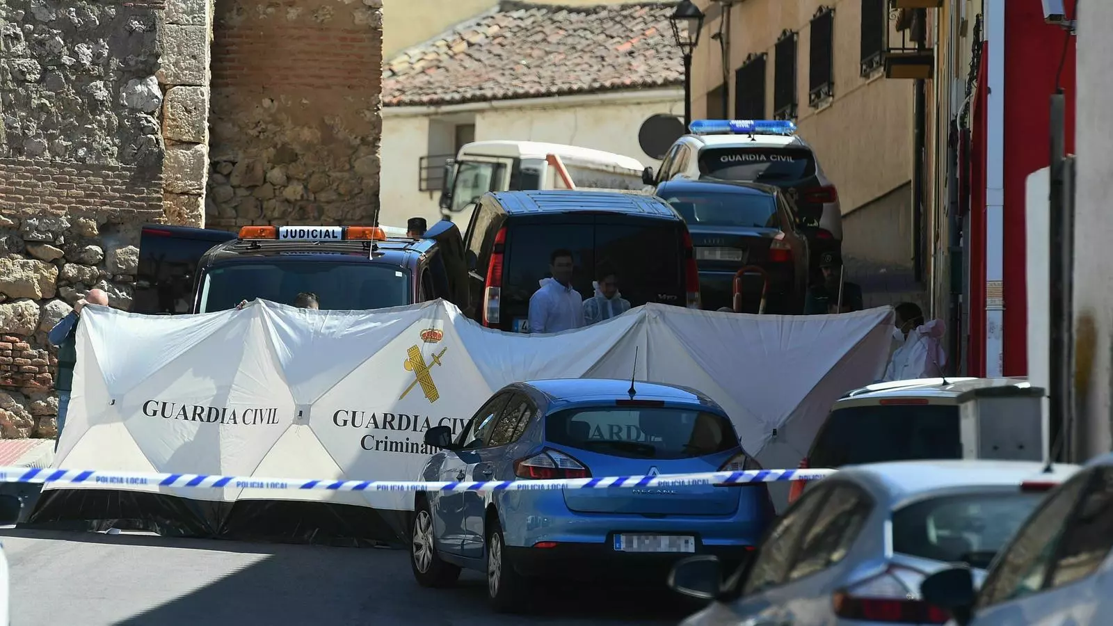 Exterior del domicili de Loeches on s'ha trobat la parella morta