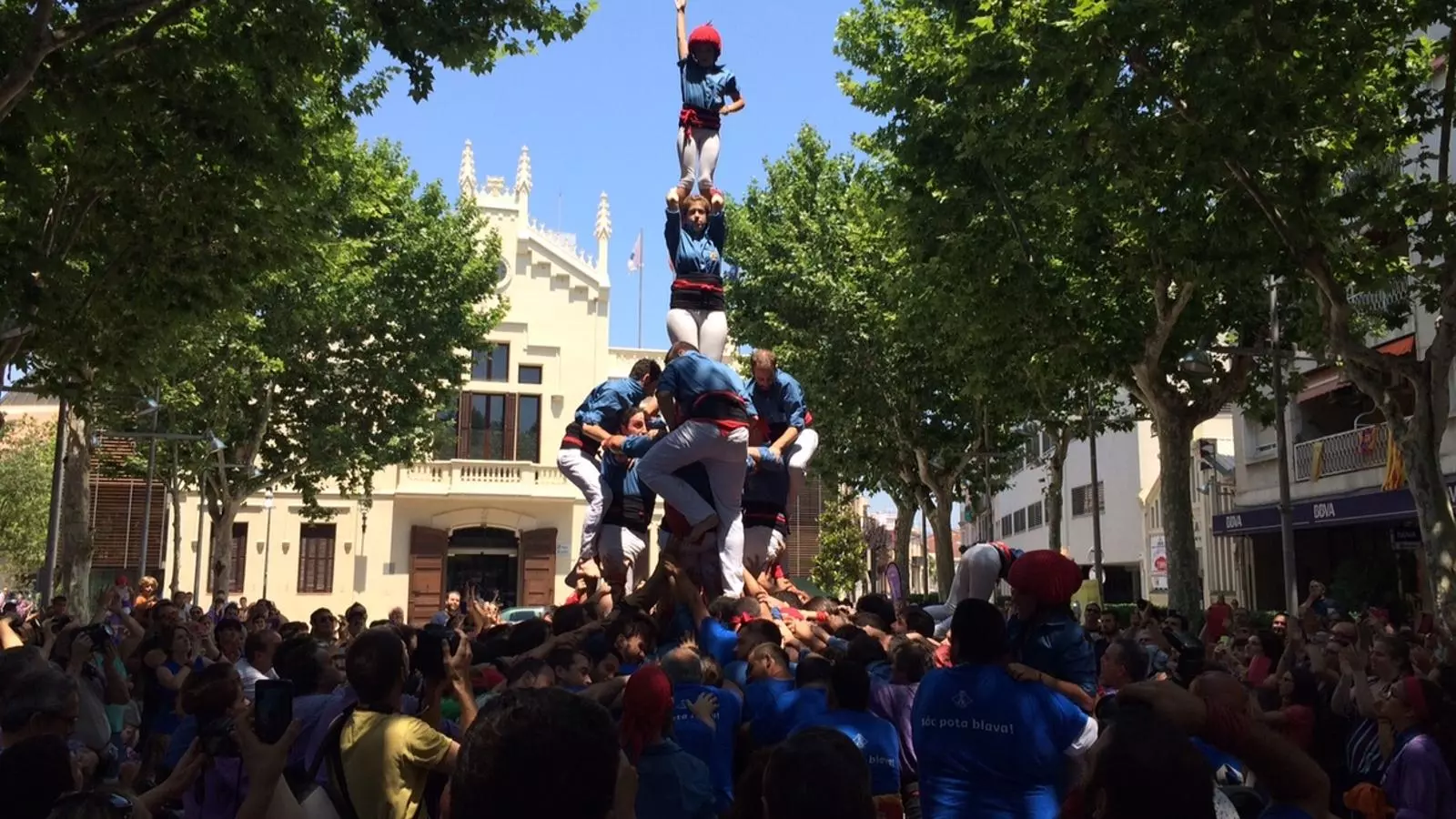 Els Castellers del Prat de Llobregat descarreguen el primer 3d6a de la seva història / EFREN GARCIA