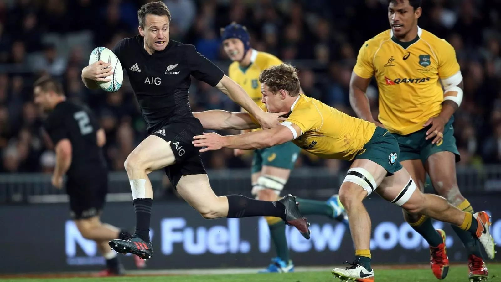 Ben Smith fent un assaig contra els australians.