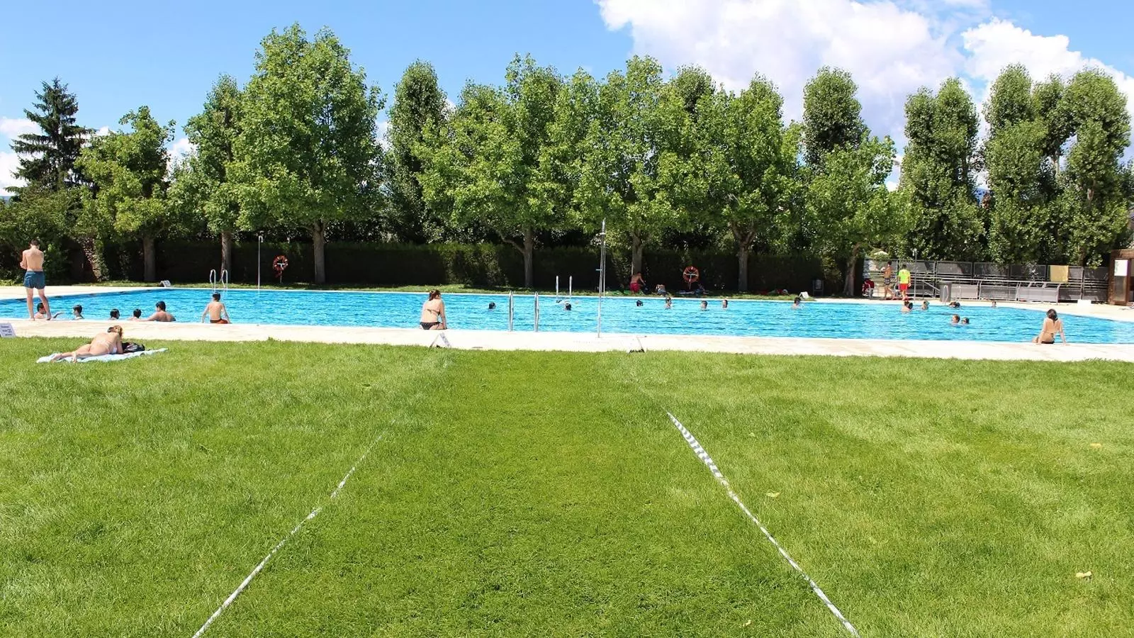 La piscina de la Seu amb les marques delimitadores a les platges. / AJUNTAMENT DE LA SEU