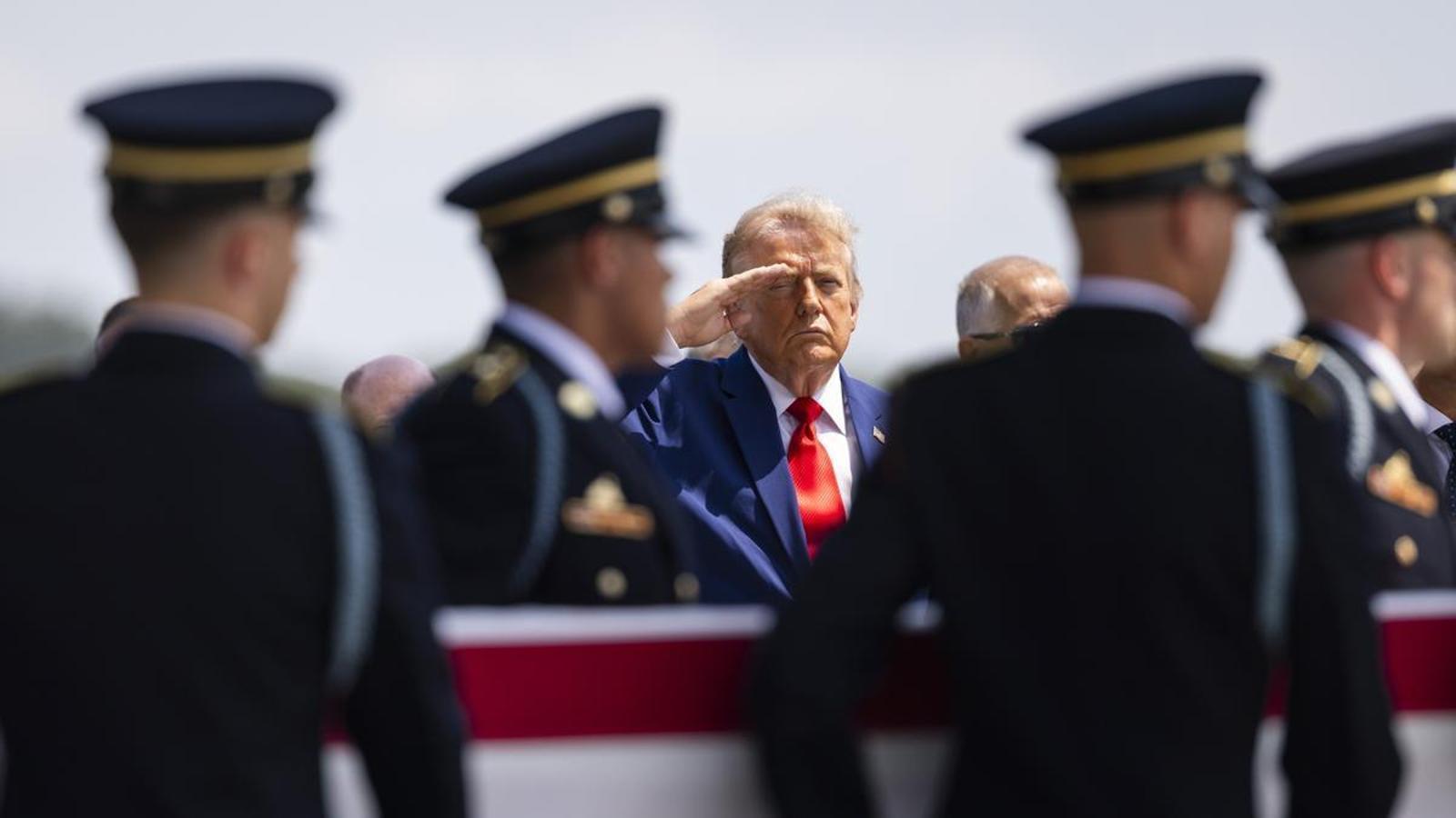 El presidente de los Estados Unidos, Donald Trump, saluda al paso del ataúd de uno de los soldados muertos en un ataque iraní en Jordania.