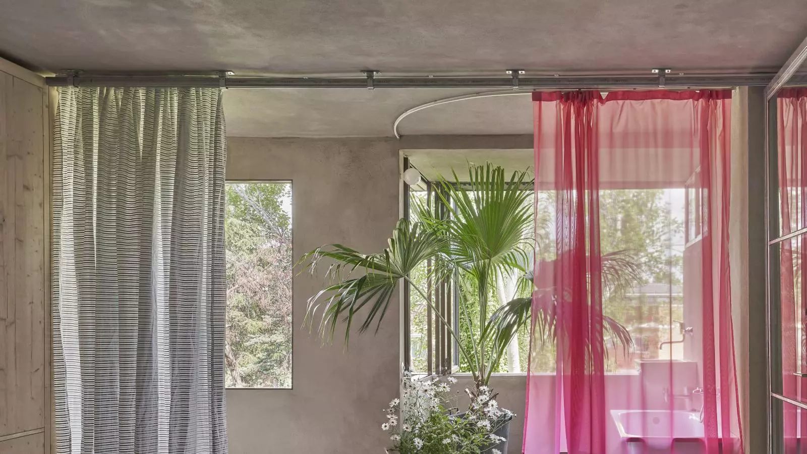 El hecho de haber creado una caja dentro del espacio del piso preexistente ha permitido a los arquitectos de TAKK generar una terraza-jardín detrás la fachada principal de la casa, un espacio que ayuda al aislamiento y también a la frescura en verano.