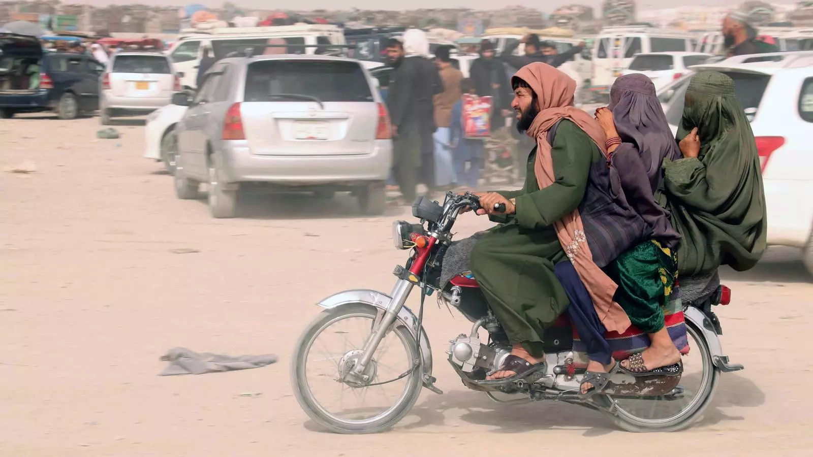 Afganesos que intentan huir de los talibanes al lugar fronterizo de Chaman, entre el Afganistán y el Pakistán