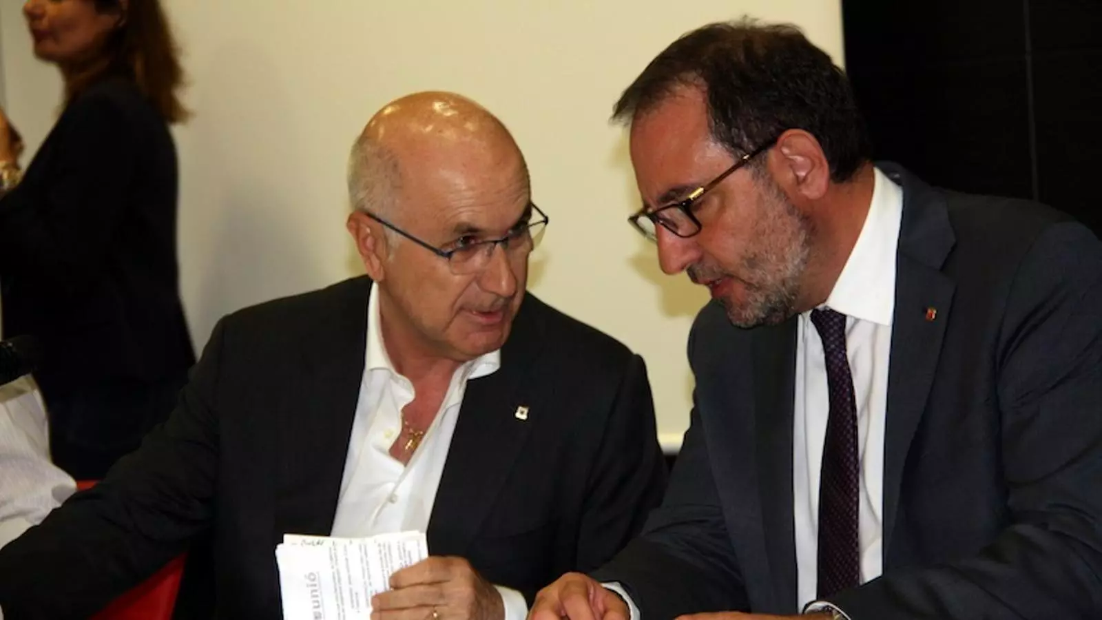 Ramon Espadaler i Josep A. Duran i Lleida conversen en un acte pel si al 14-J / ACN
