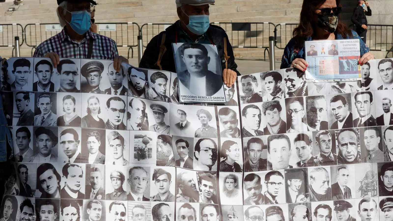 Pancarta desplegada a las puertas del Congreso en un acto organizado por Amnistía Internacional sobre las víctimas del franquismo para reclamar mejoras en el proyecto de ley de Memoria histórica.