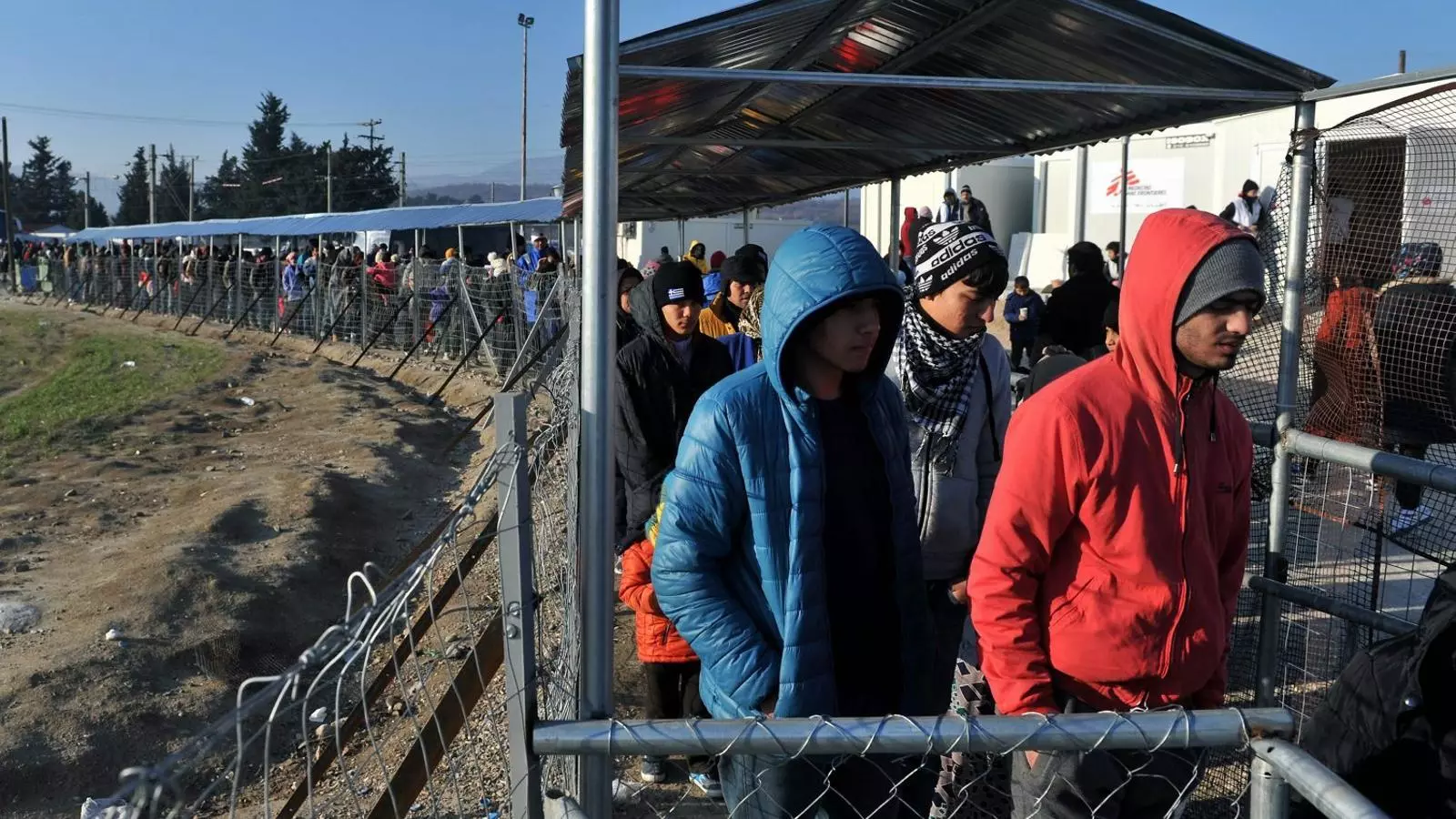 Immigrants fent cua per rebre menjar a la frontera de Grècia amb Macedònia.
