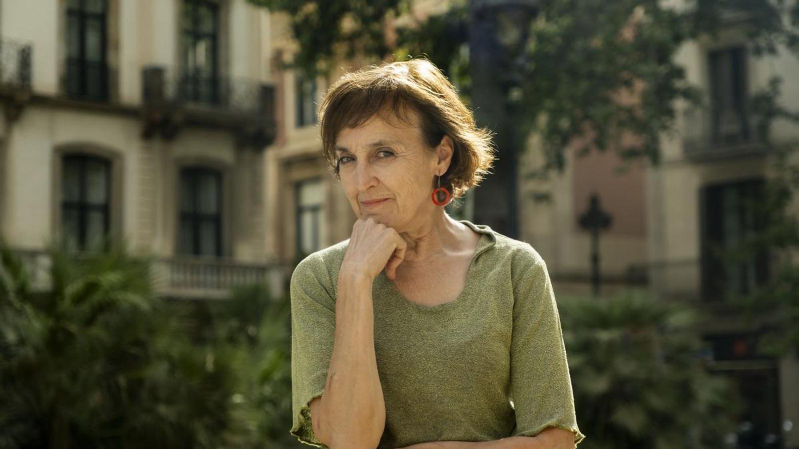 La escritora Isabel Olesti fotografiada en Barcelona