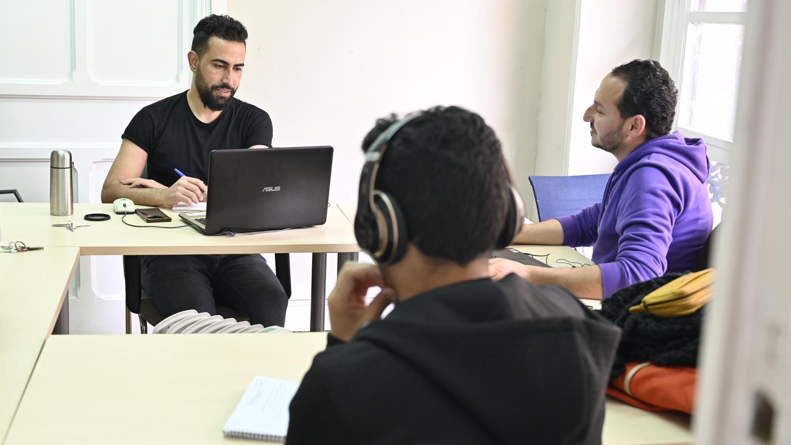 Mohammed Subat y sus compañeros, trabajando en la revista.