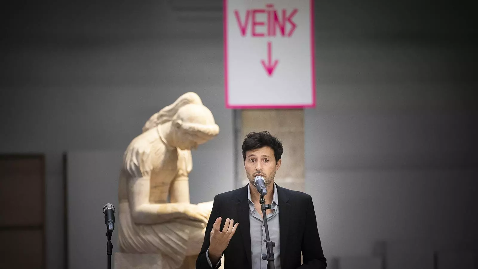 Enric Puig Punyet, director del Santa Mònica, dins la instal·lació 'Desnonissea' de Roger Bernat