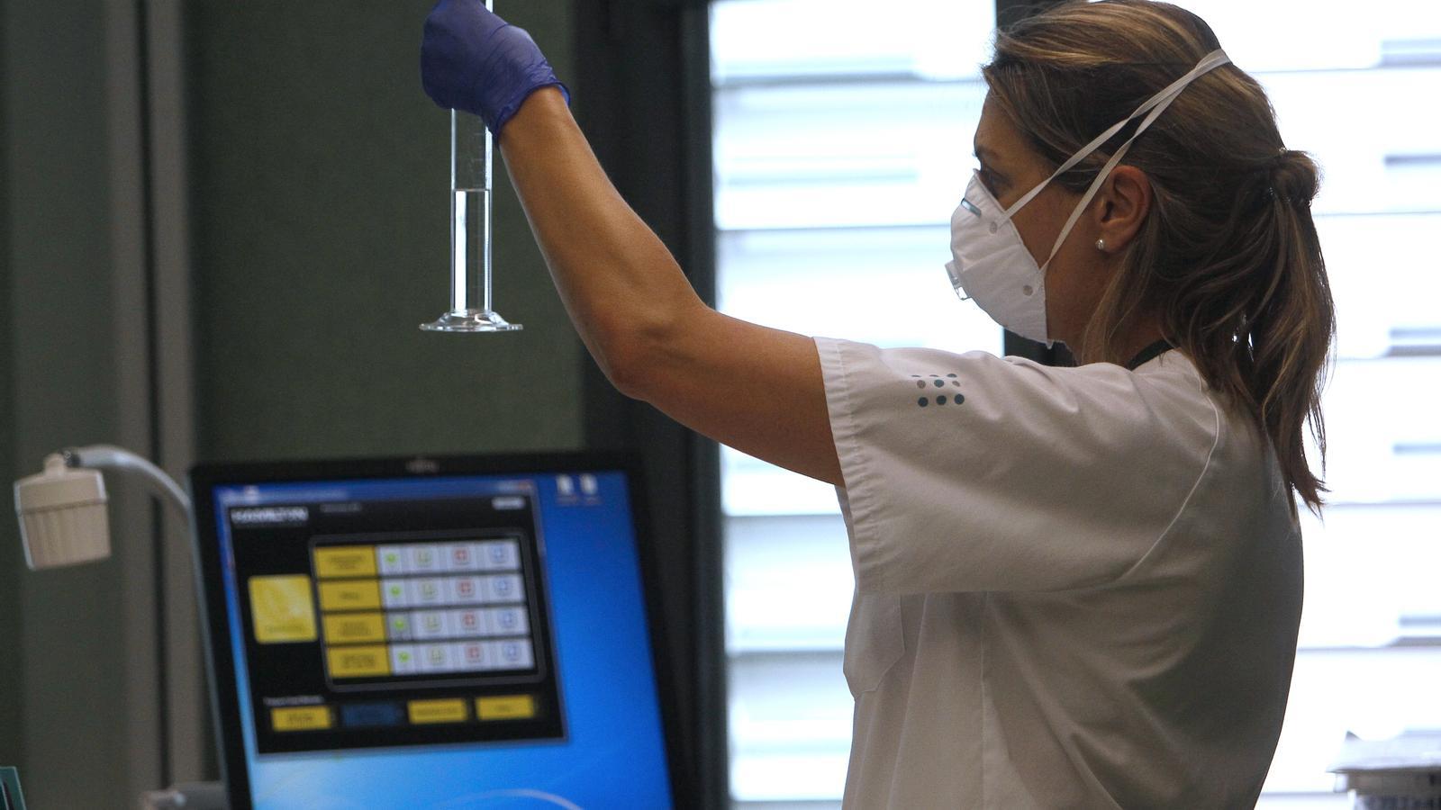 Una sanitària a l'hospital de Son Espases