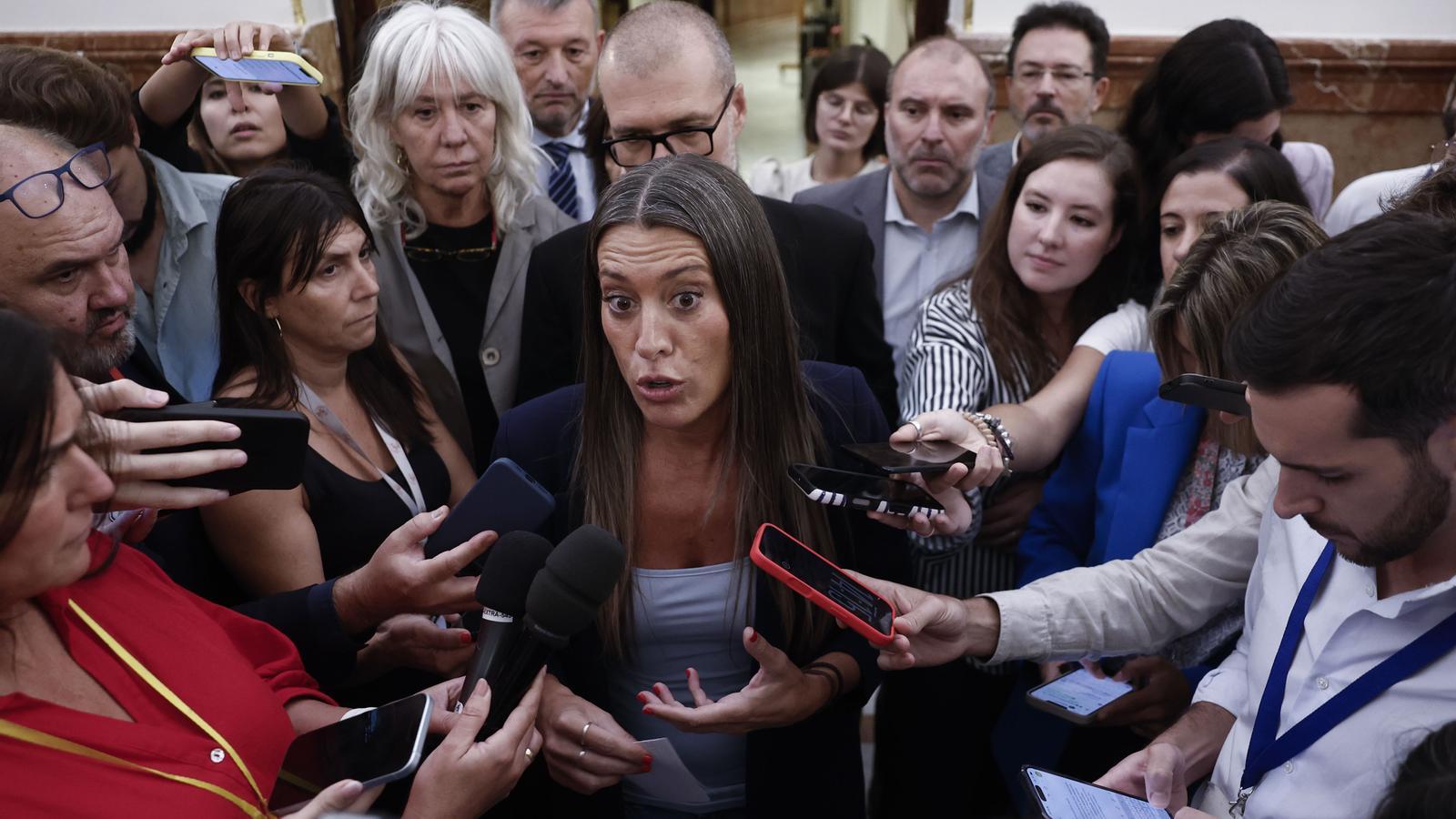 La portavoz de Junts en el Congreso, Míriam Nogueras, atiende a la prensa en los pasillos de la Cámara Baja durante la sesión de control al Gobierno español.