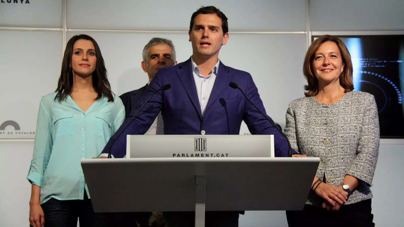El líder de C's, Albert Rivera, acompanyat dels diputats Inés Arrimadas, Carina Mejías i Carlos Carrizosa, aquest divendres en roda de premsa al Parlament. / ACN