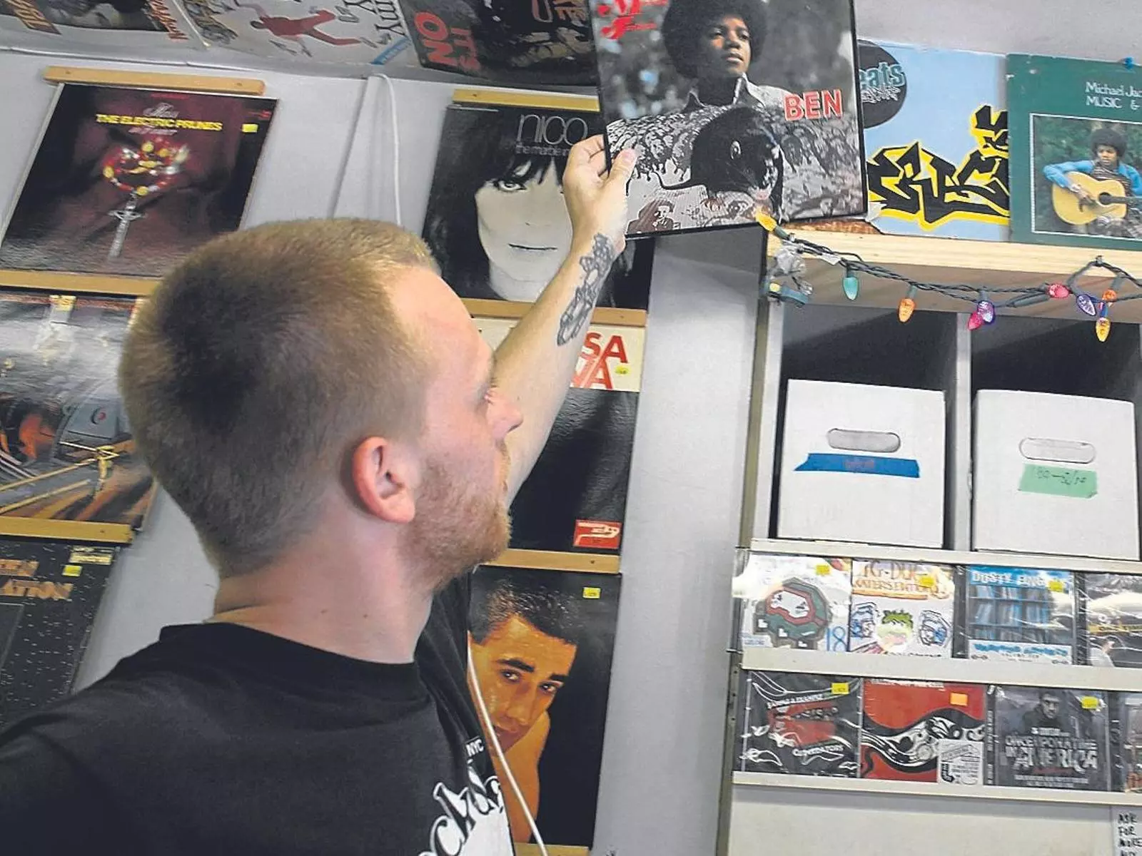 Després de la universitat, Daniel Auster va començar a treballar a la botiga de discos A-1 Records de l’East Village de Manhattan com mostra aquesta fotografia de l’any 2009.