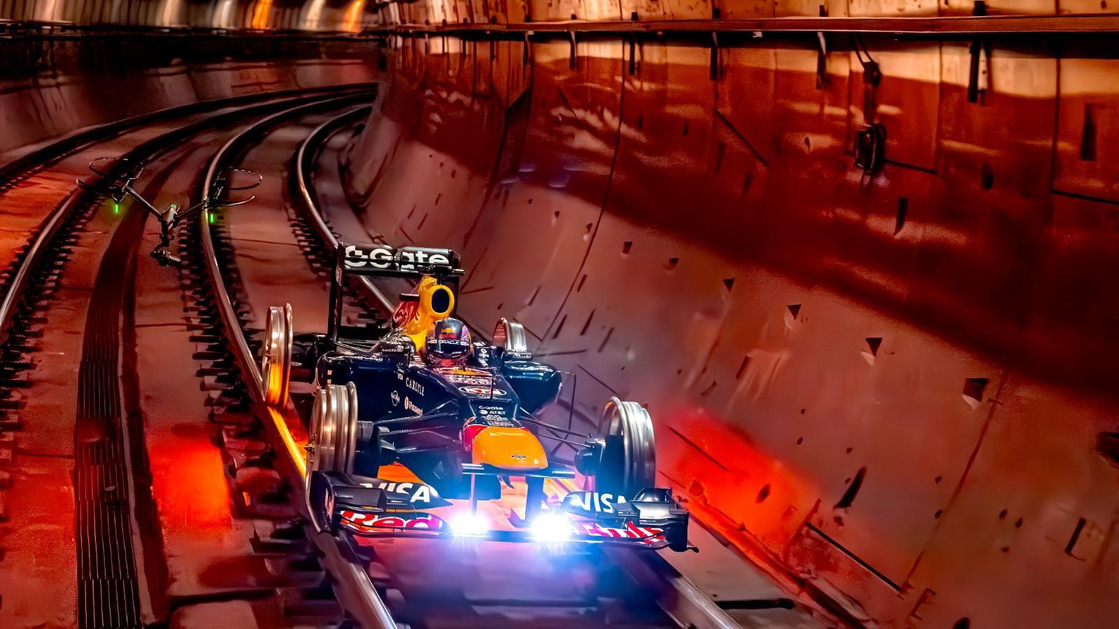 Un coche de Red Bull circulando por el metro de Madrid.