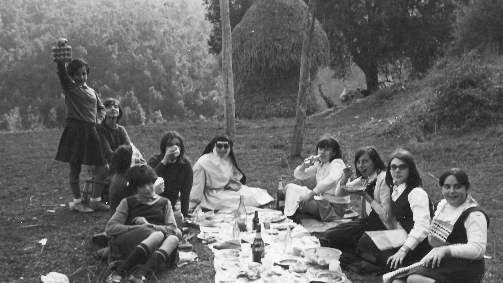 Carme Ruscalleda, asseguda al tamboret (esquerra) amb la madre Marina Freixa i les amigues de l’escola, durant una excursió a Pineda de Mar.