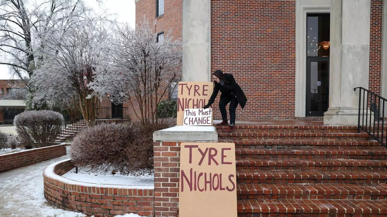 Cartells a l'exterior de l'església on s'ha celebrat el funeral de Tyre Nichols, un jove negre mort després de rebre una pallissa policial.
