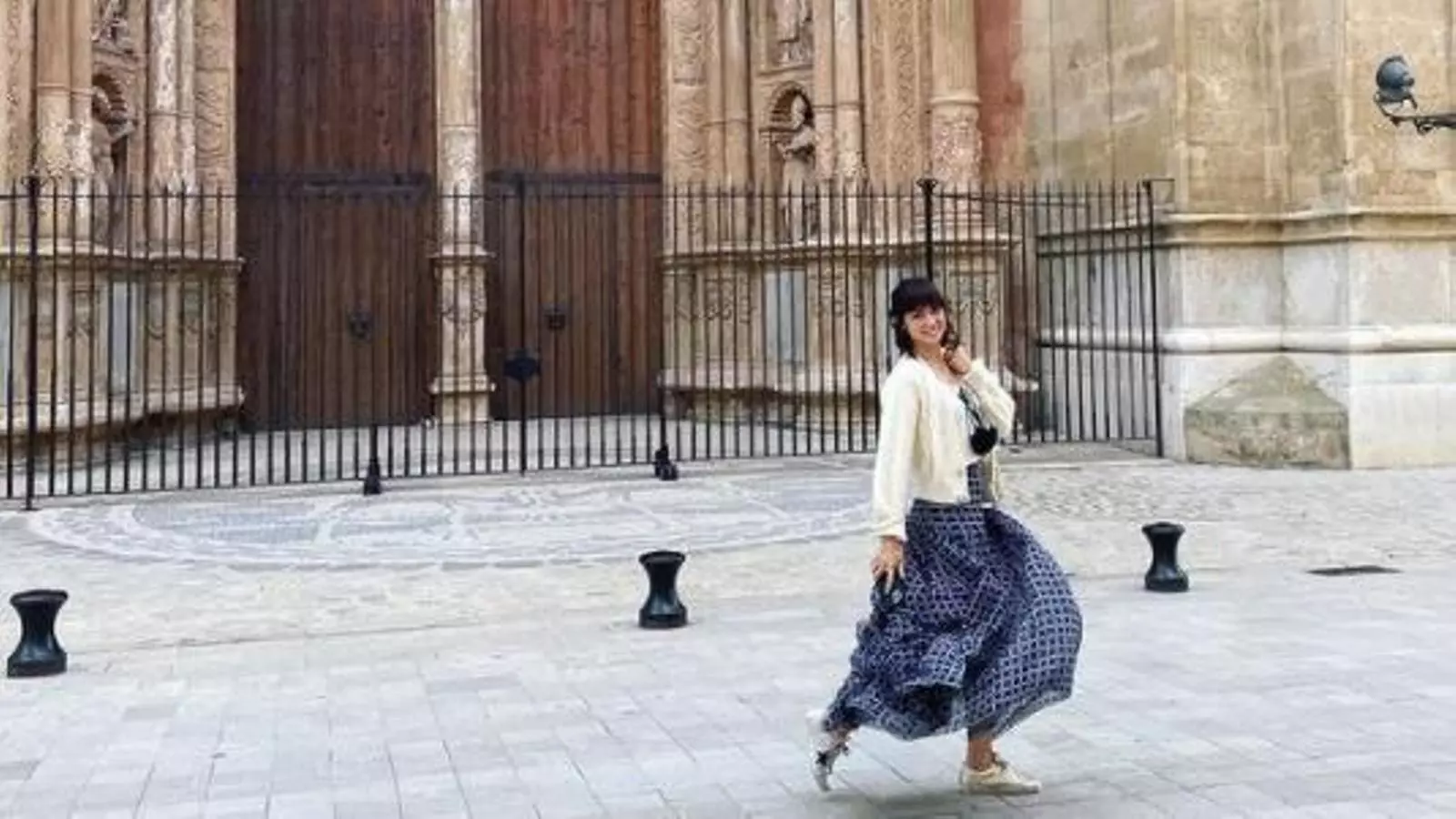 L'actriu Ana de Armas, davant la façana de la Seu.