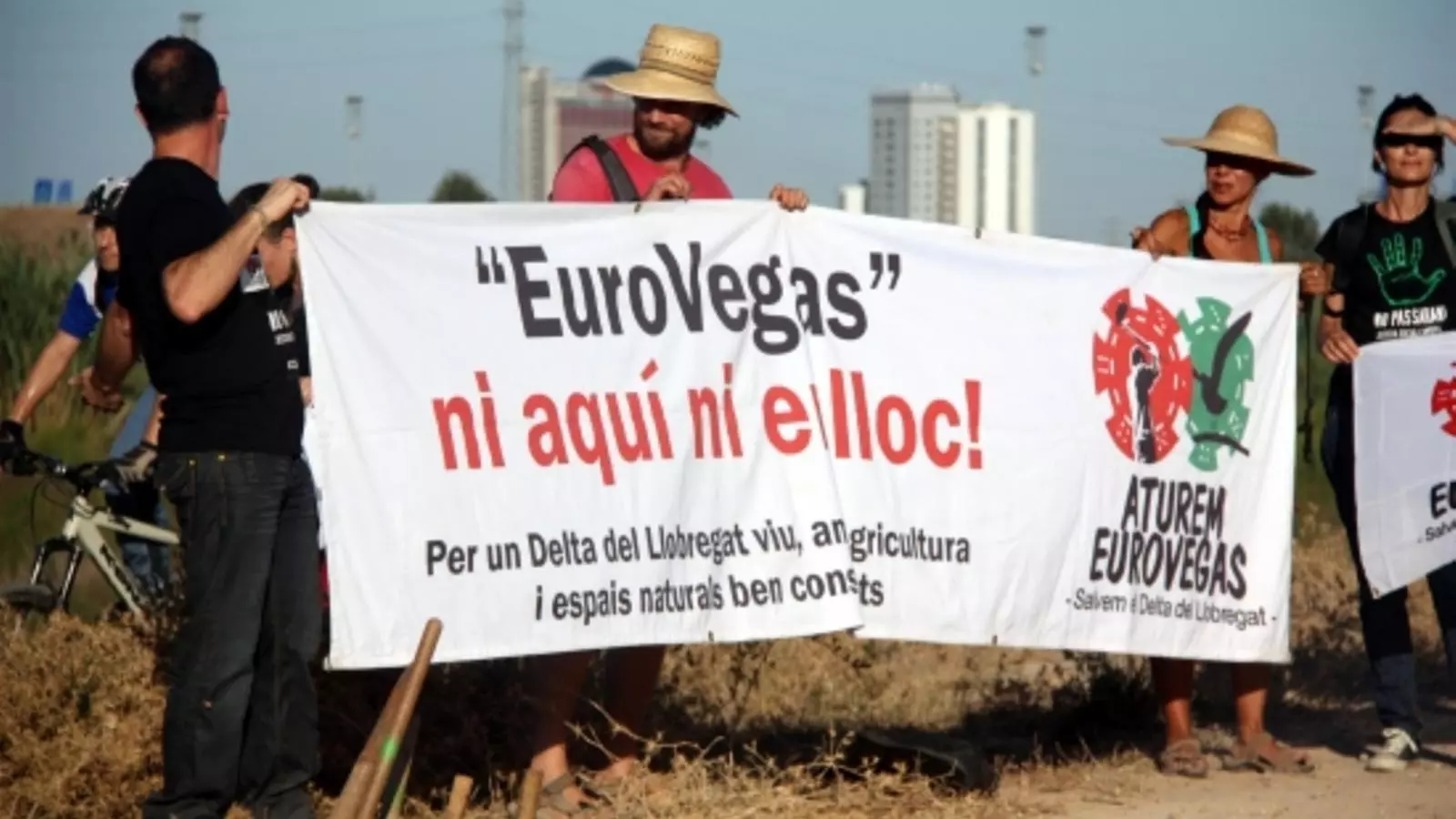 Uns activistes contra Eurovegas sostenen una pancarta amb el lema 'Eurovegas, ni aquí ni enlloc'. / ACN