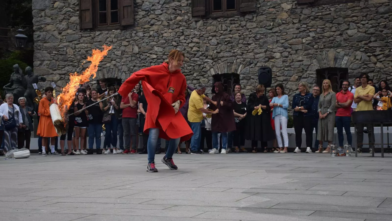 La fallaire major fa roda la falla.