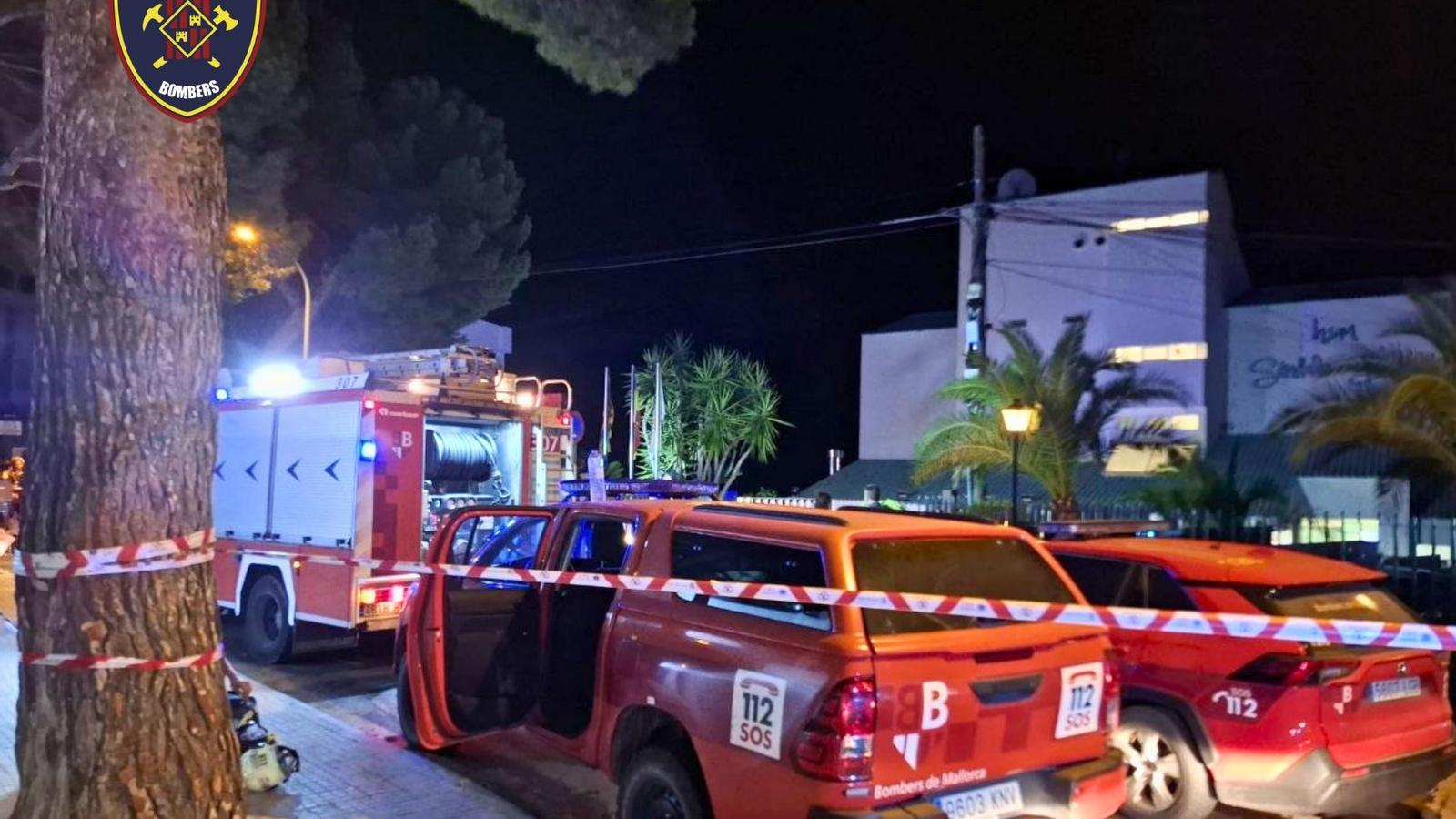 Operatius dels Bombers de Mallorca treballant en l'incendi.