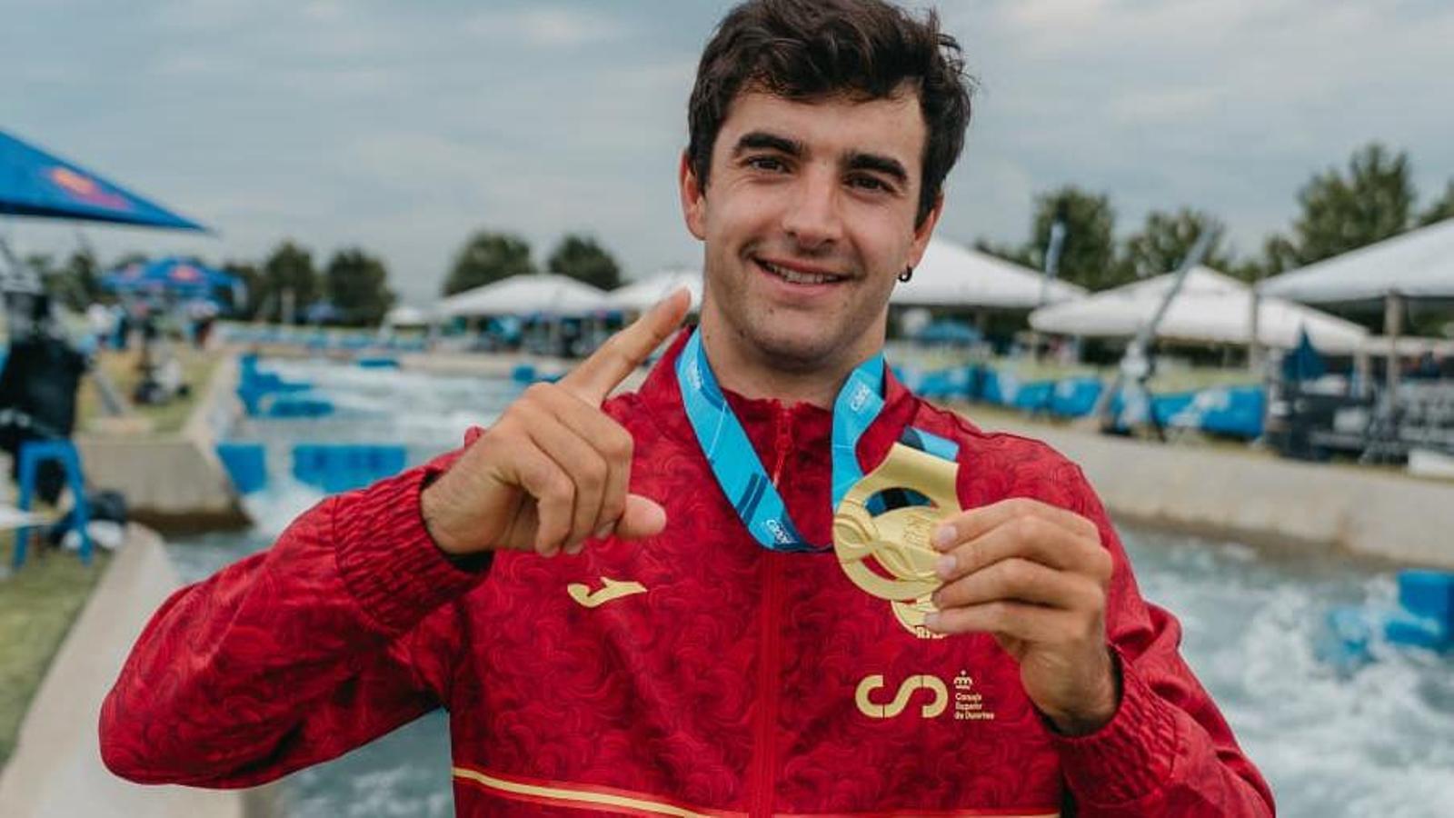Miquel Travé, with the world champion canoe medal