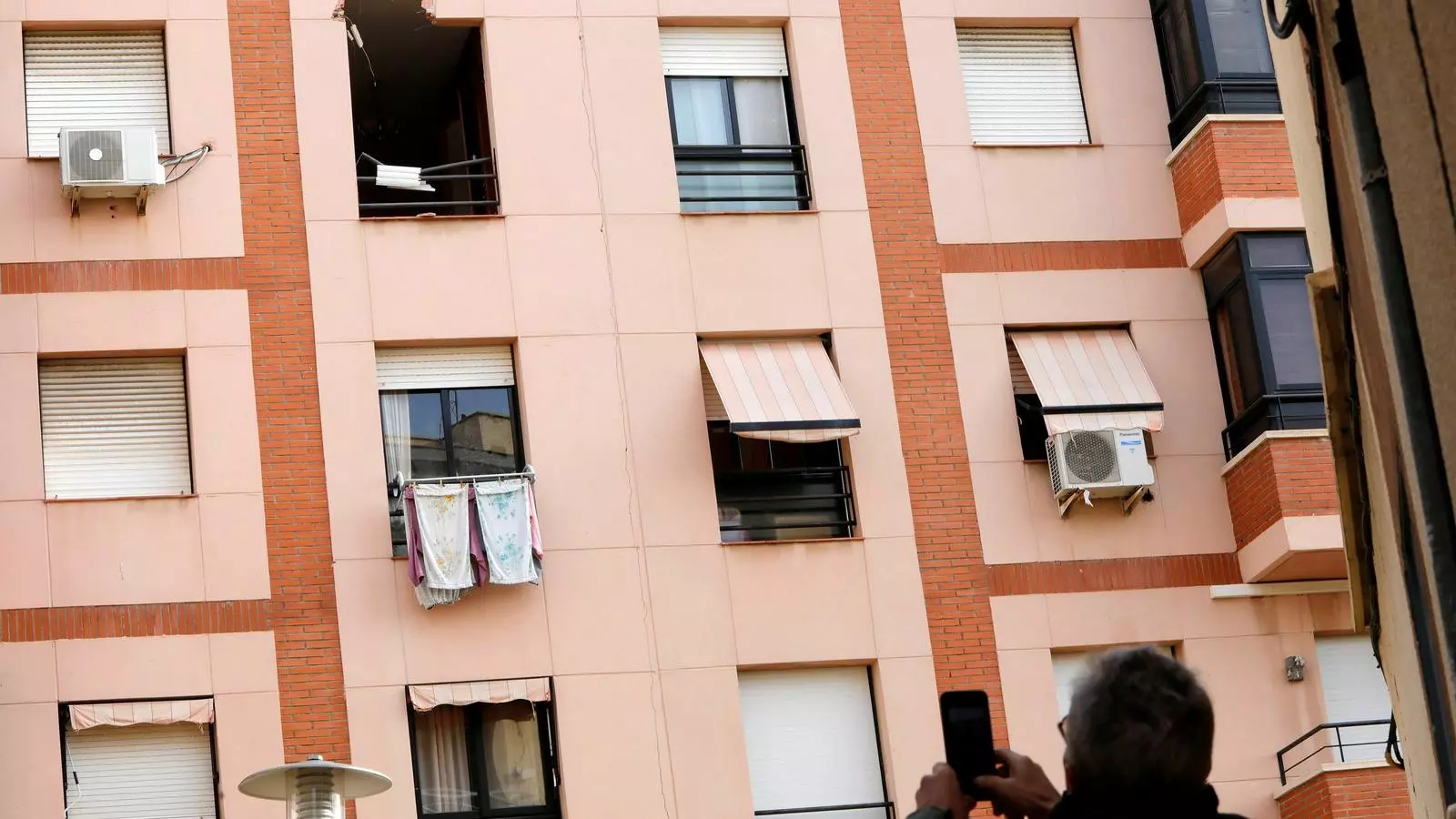 Finestra on va impactar la peça de metall de la explosió, i que va provocar un mort