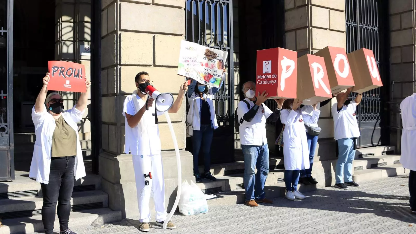 Facultatius dels centres d'atenció primària protesten a les portes de l'Institut Català de la Salut (ICS), en la primera jornada d'una vaga convocada pel sindicat Metges de Catalunya i prevista per quatre dies.