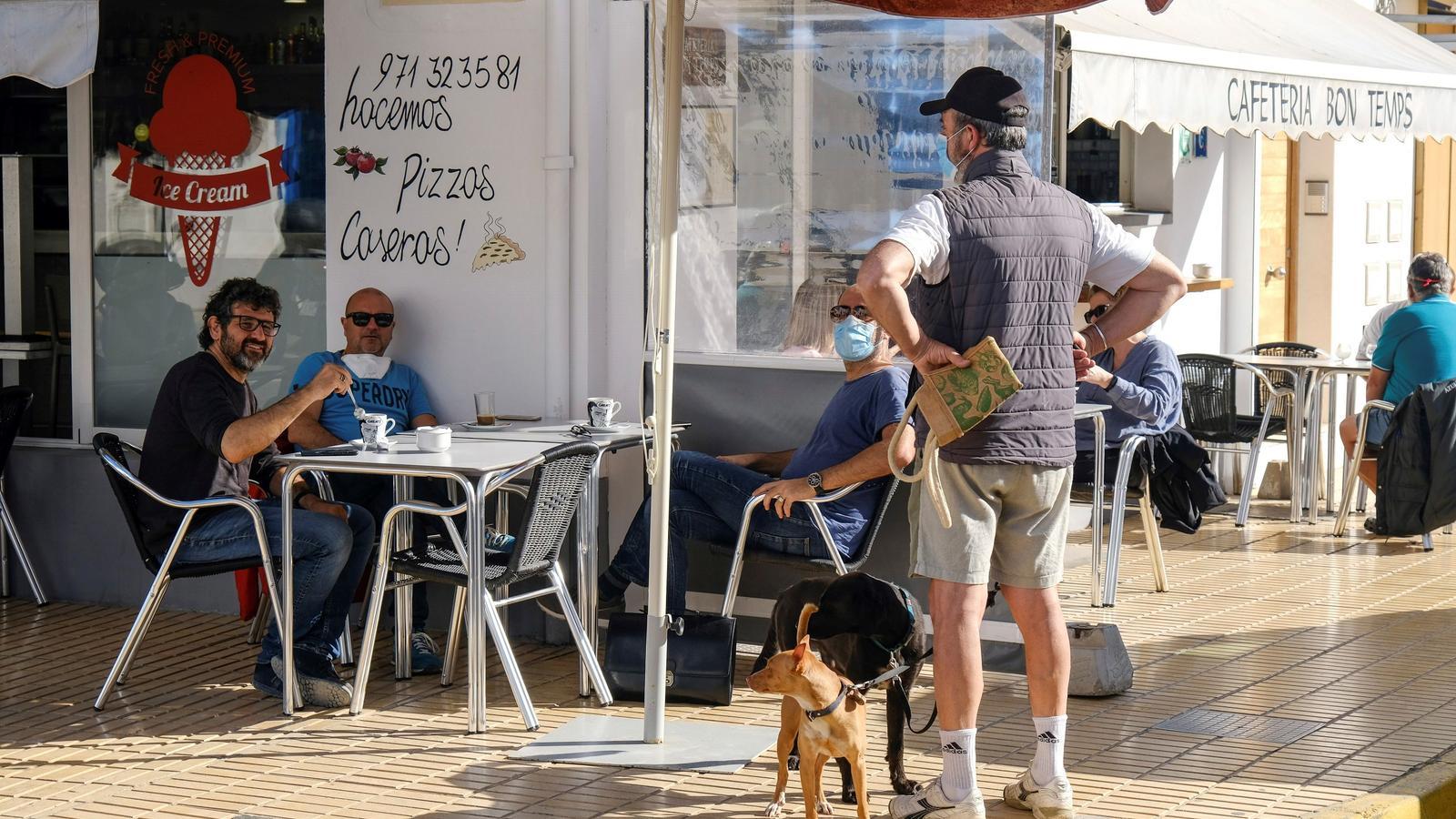 Imatge d'establiments de Formentera quan l'illa estava en el nivell 1 d'alerta sanitària.