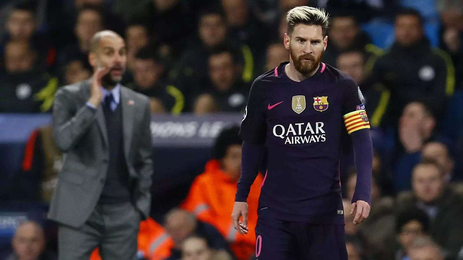 Guardiola, pendent de Lionel Messi durant un Manchester City-Barça de la Lliga de Campions d’ara fa tres temporades.