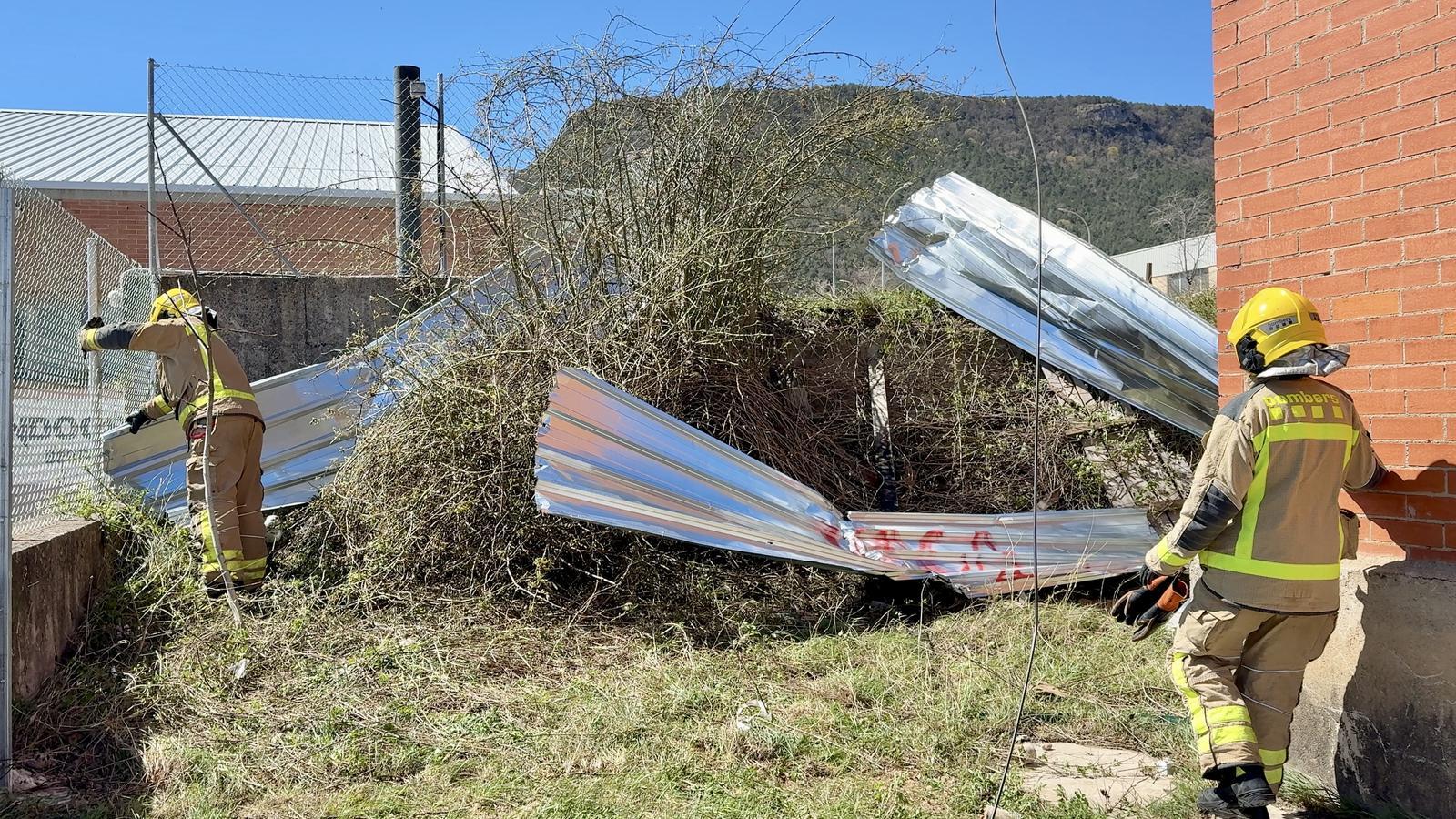 Bomberos trabajando en una incidencia por el viento en el polígono de la Valldan, en Berga.
