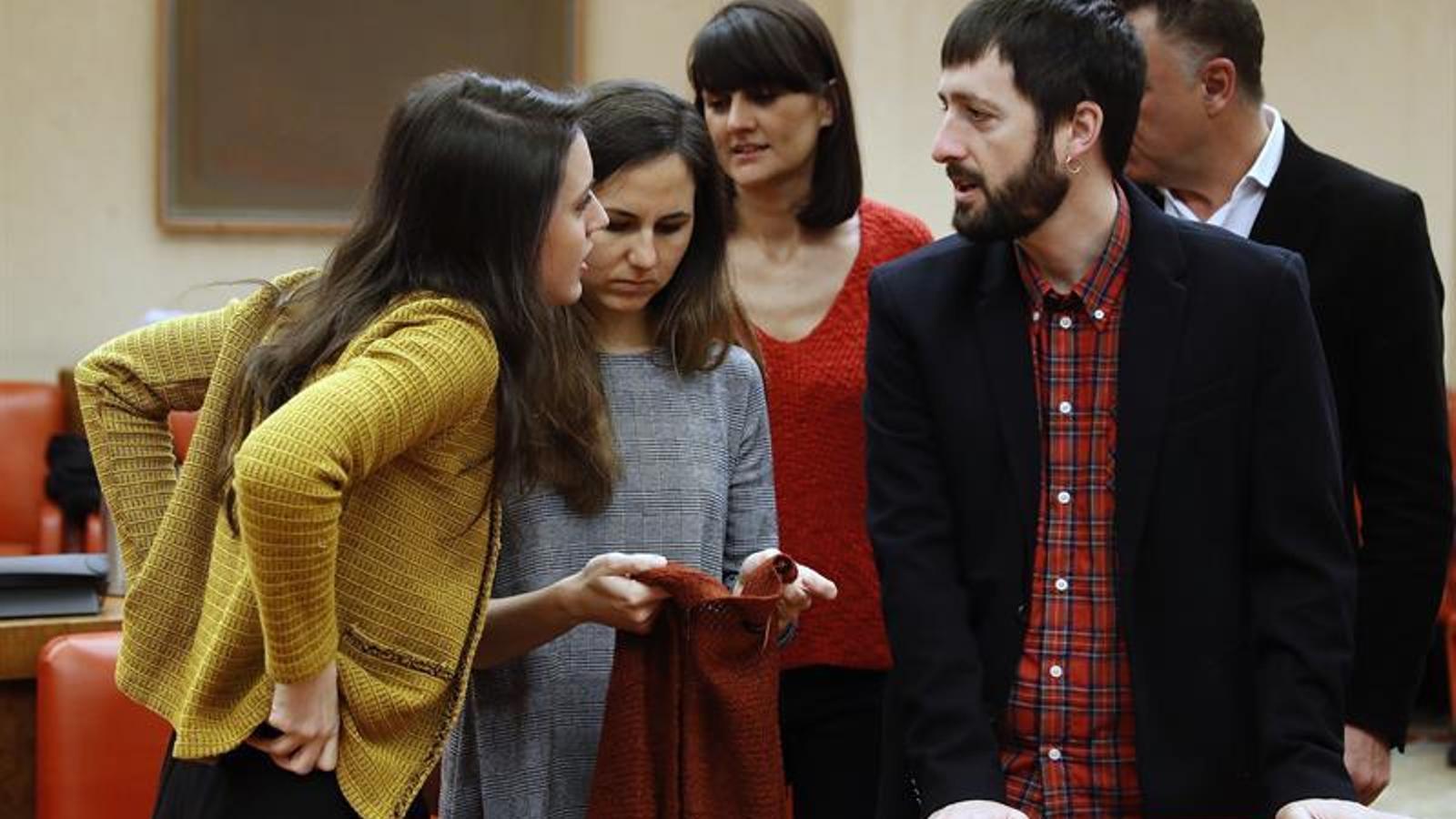 Irene Montero amb la diputada Ione Belarra i Juanma Romero a la Diputació Permanent del Congrés dels Diputats