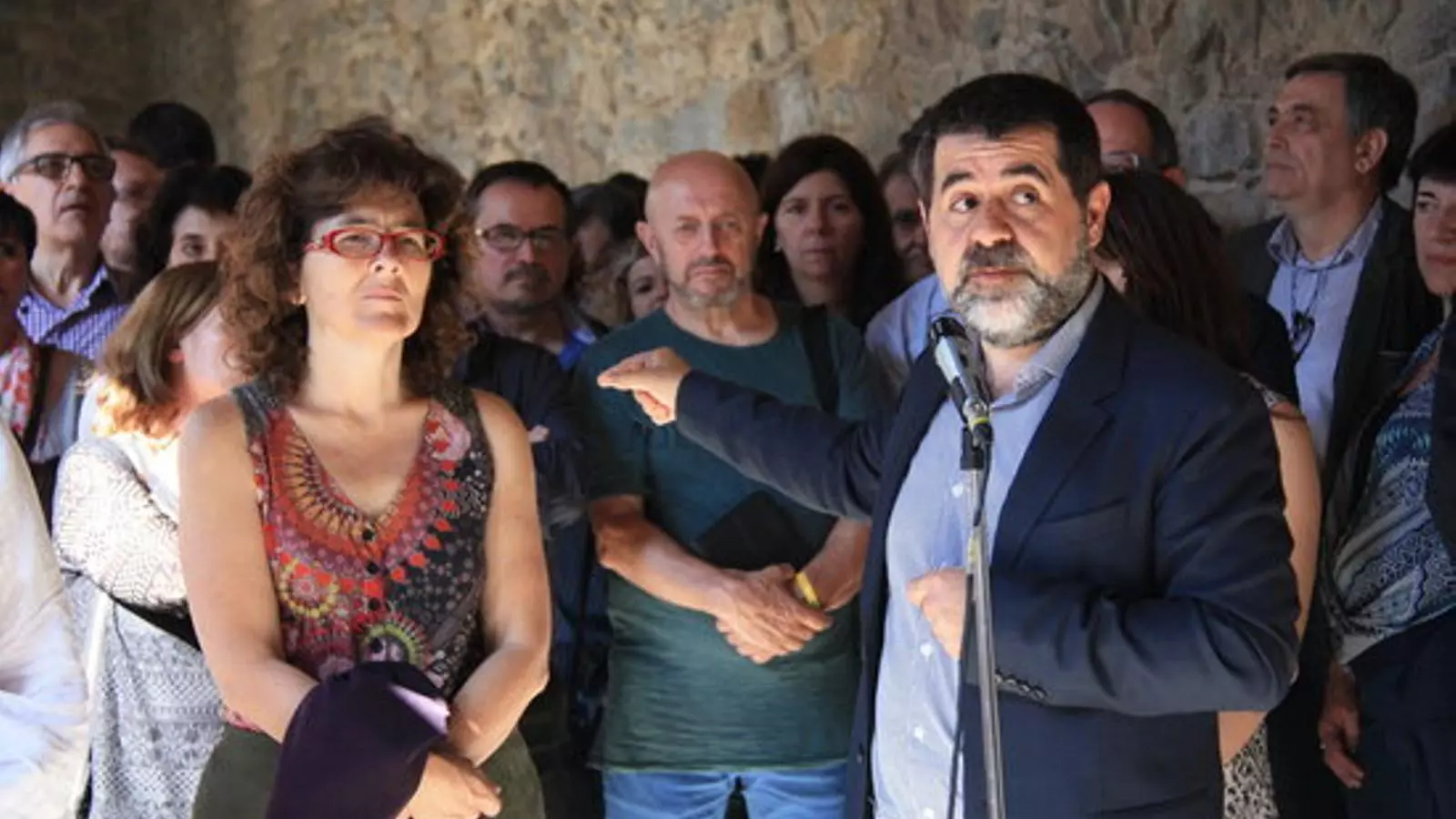 El revalidat president de l'ANC, Jordi Sànchez, gesticula per davant de Liz Castro, que també ha optat a la presidència de l'entitat.