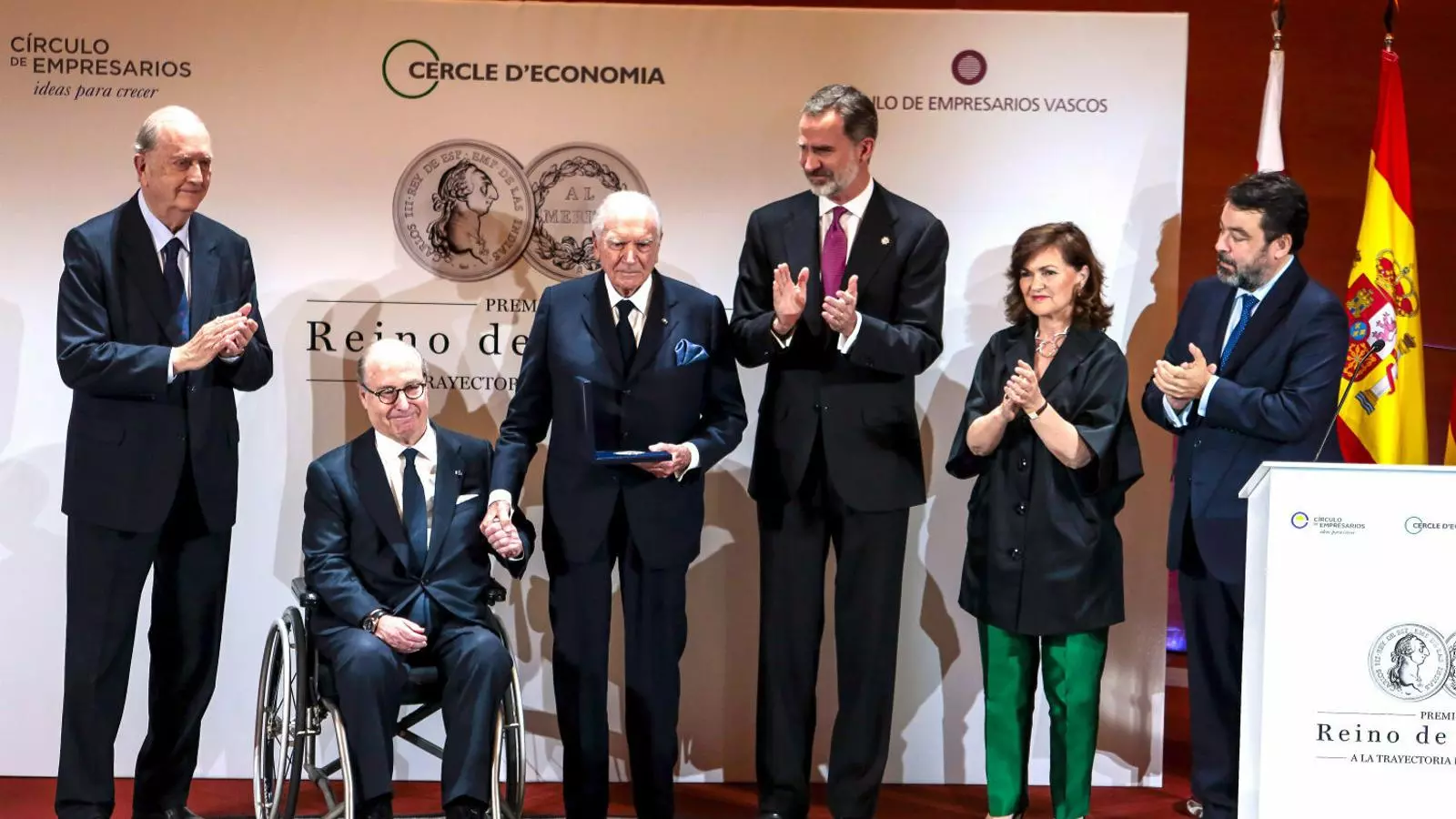 Mariano Puig rebent el premi de mans del rei Felip VI en l’acte d’ahir a l’Iese.