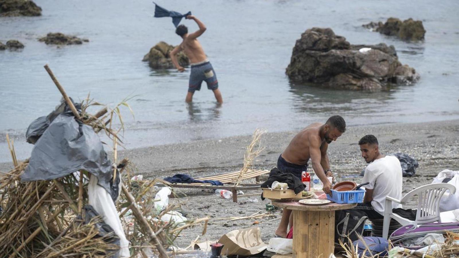 Algunos migrantes han vuelto a ocupar la playa de Ceuta, después de ser expulsados.
