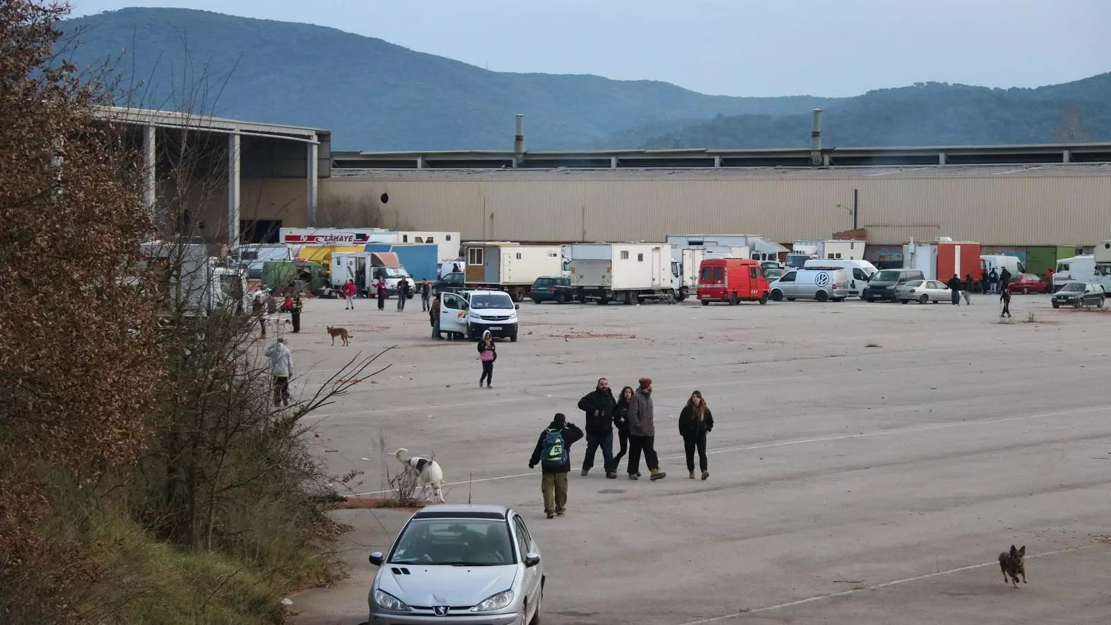 Alguns dels participants a la nau abandonada de Llinars on es fa la 'rave'