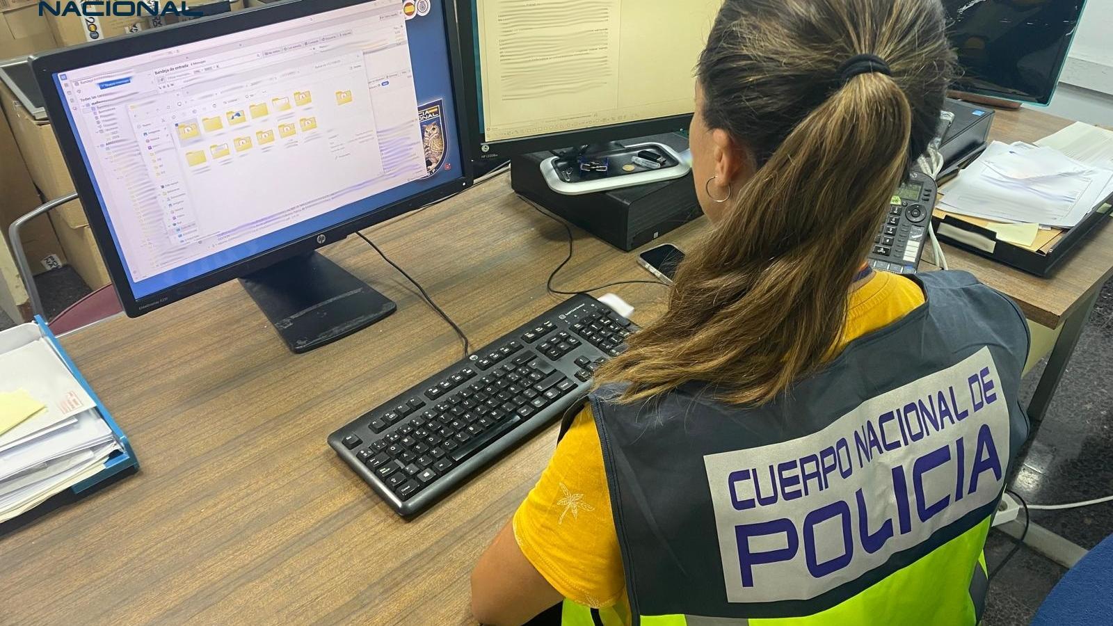 Una agent de la Policia Nacional.