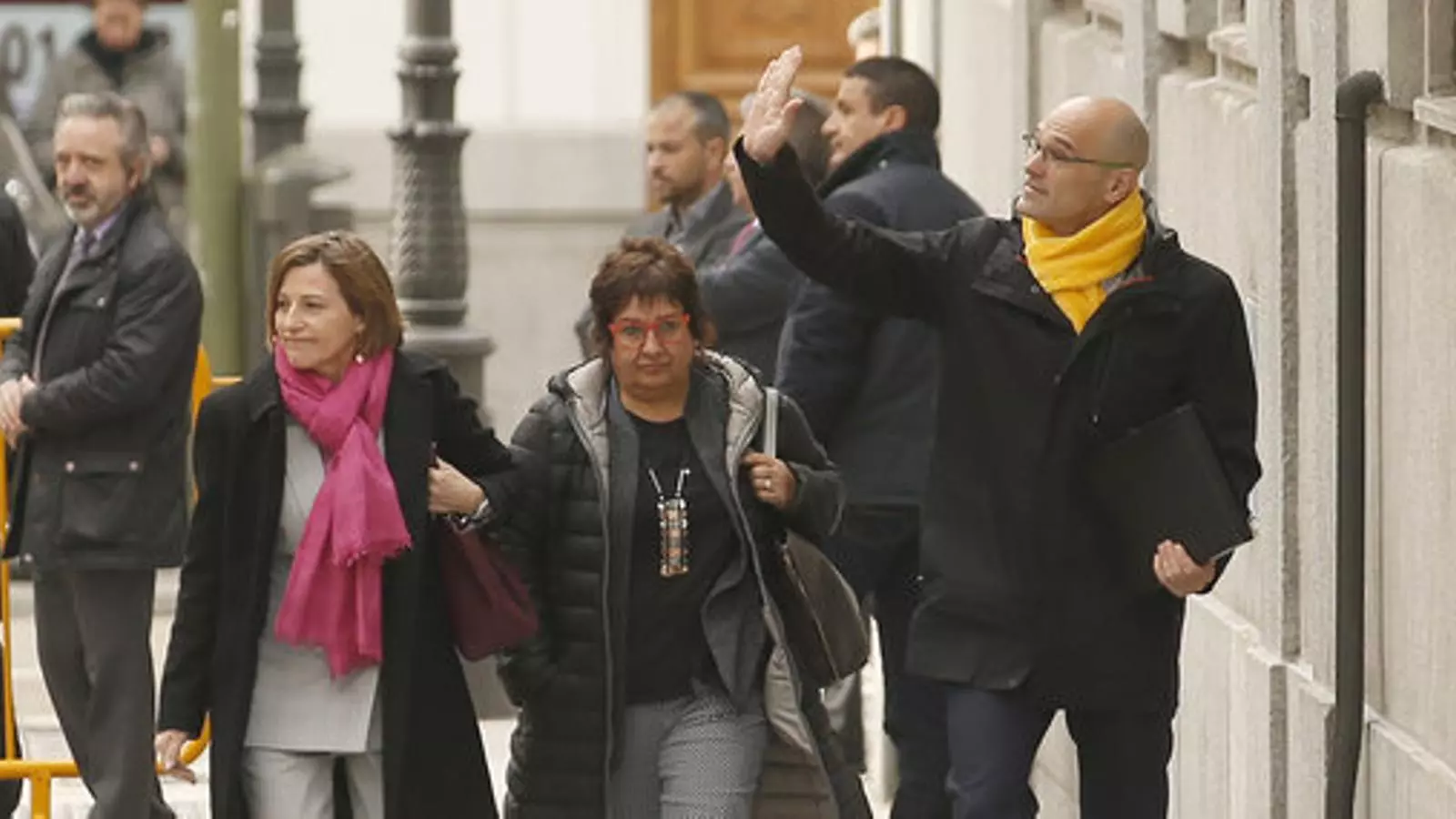 Les exdiputades Dolors Bassa i Carme Forcadell abans d'entrar al Tribunal Suprem, amb el també exdiputat Raül Romeva